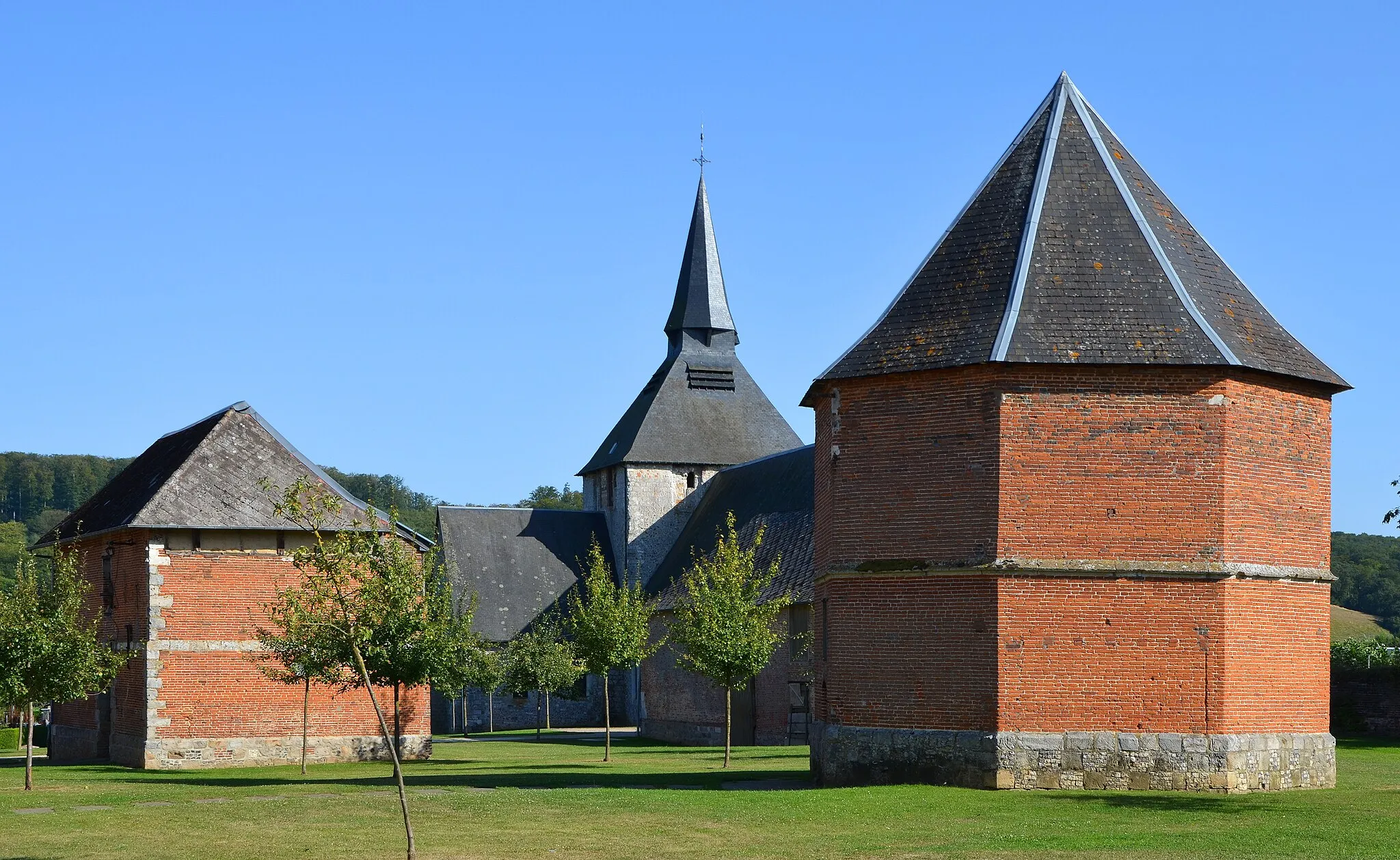 Photo showing: Dovecote tower of the manoir of Colmont and  church St-Etienne in Perriers-sur-Andelle, Eure, Normandy, France