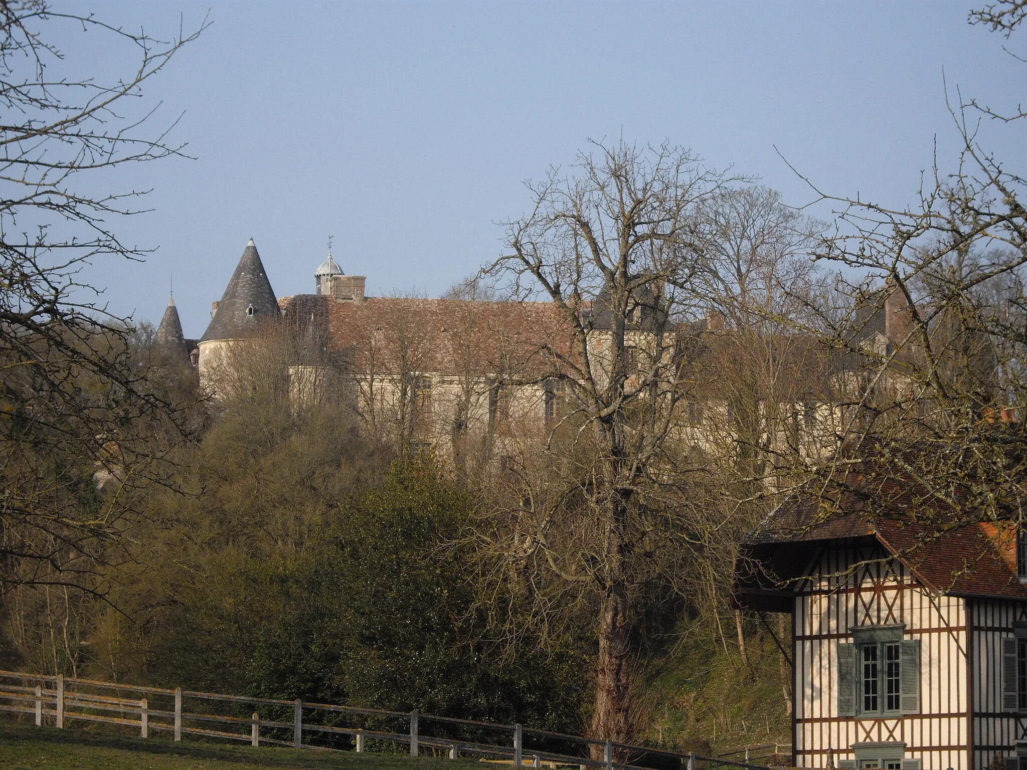 Photo showing: En arrière plan on distingue le château du Houley