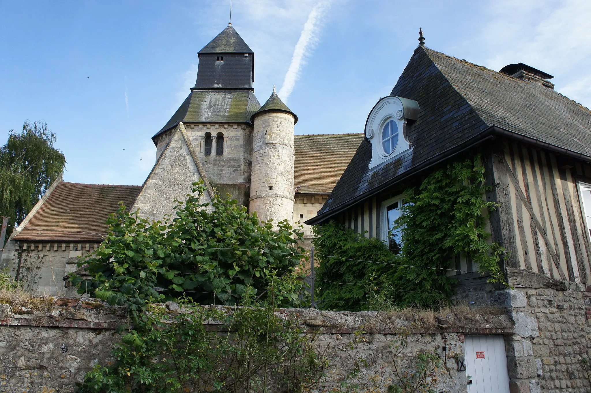 Photo showing: Facade nord église Saint Pierre de Touques