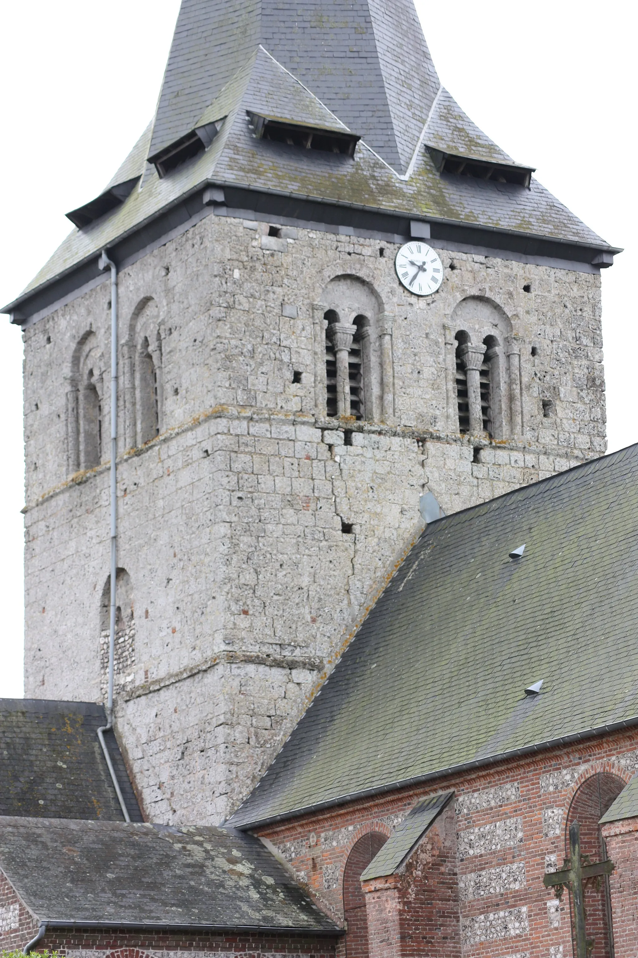 Photo showing: Sainte-Foy - Eglise Sainte-Foy
Vue du clocher à l'angle Nord-Ouest