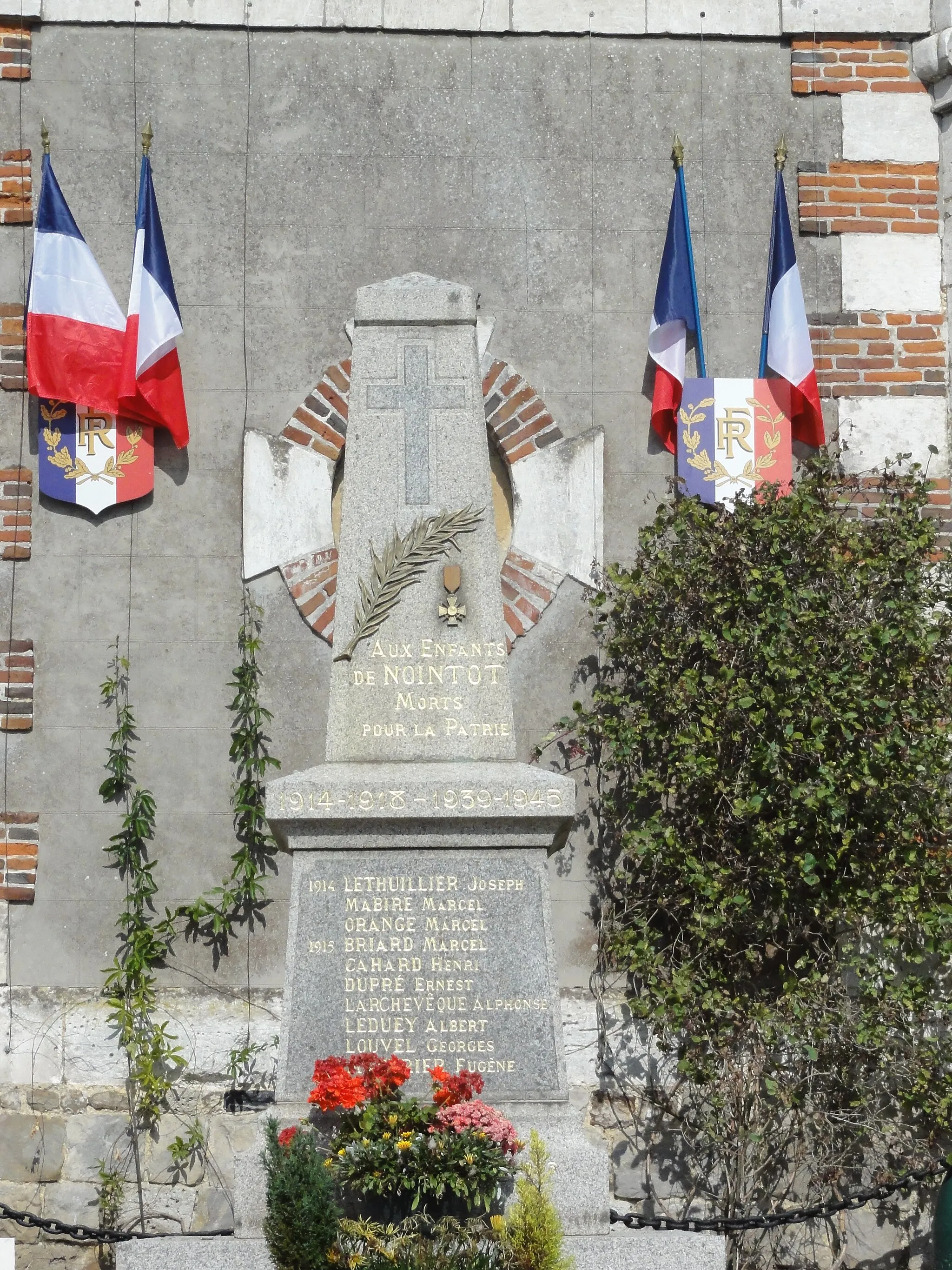 Photo showing: Nointot (Seine-Mar.) monument aux morts