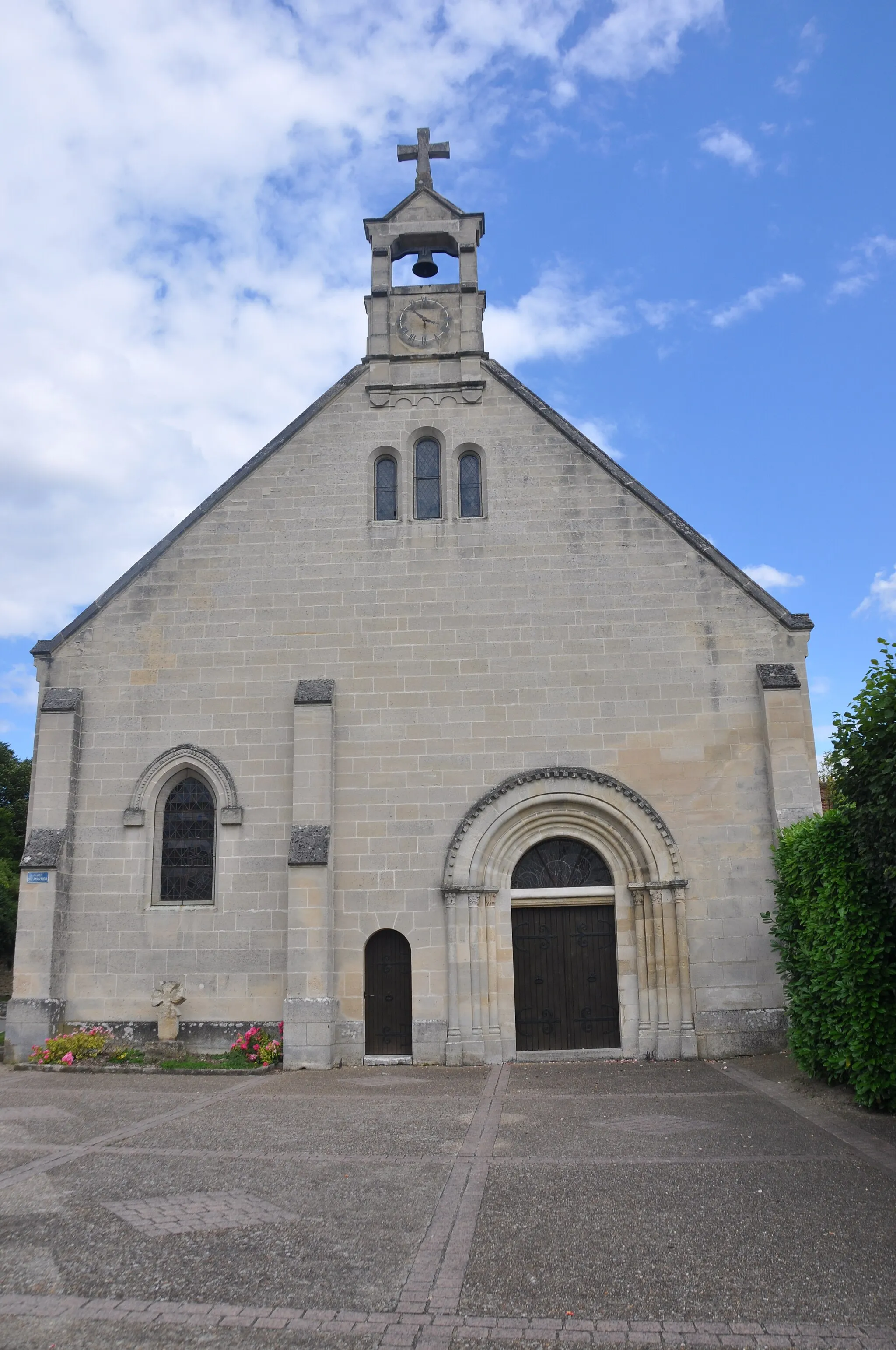 Photo showing: Église de Fontenay-Saint-Père, façade occidentale.