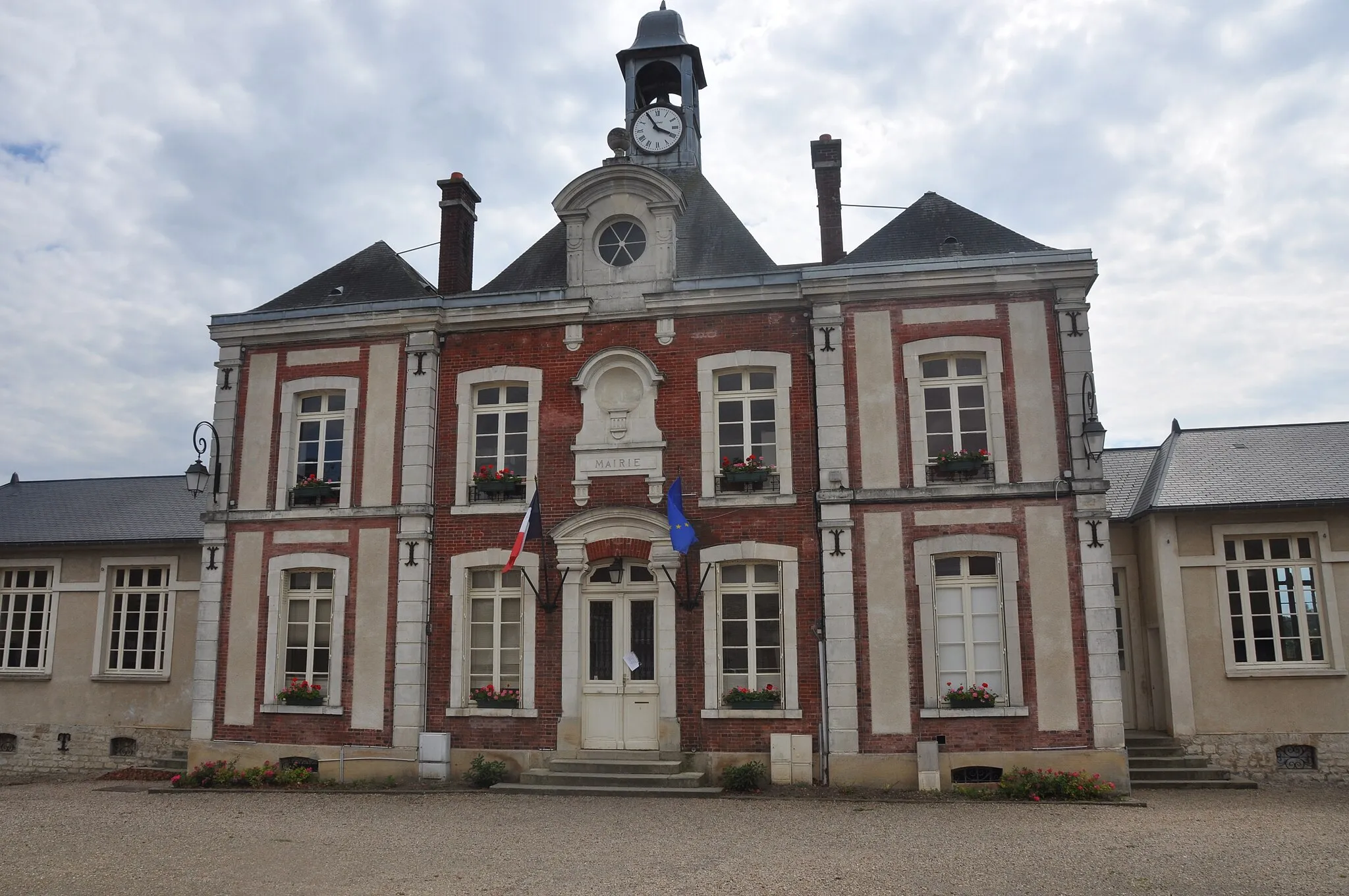 Photo showing: Mairie de Fontenay-Saint-Père, façade nord