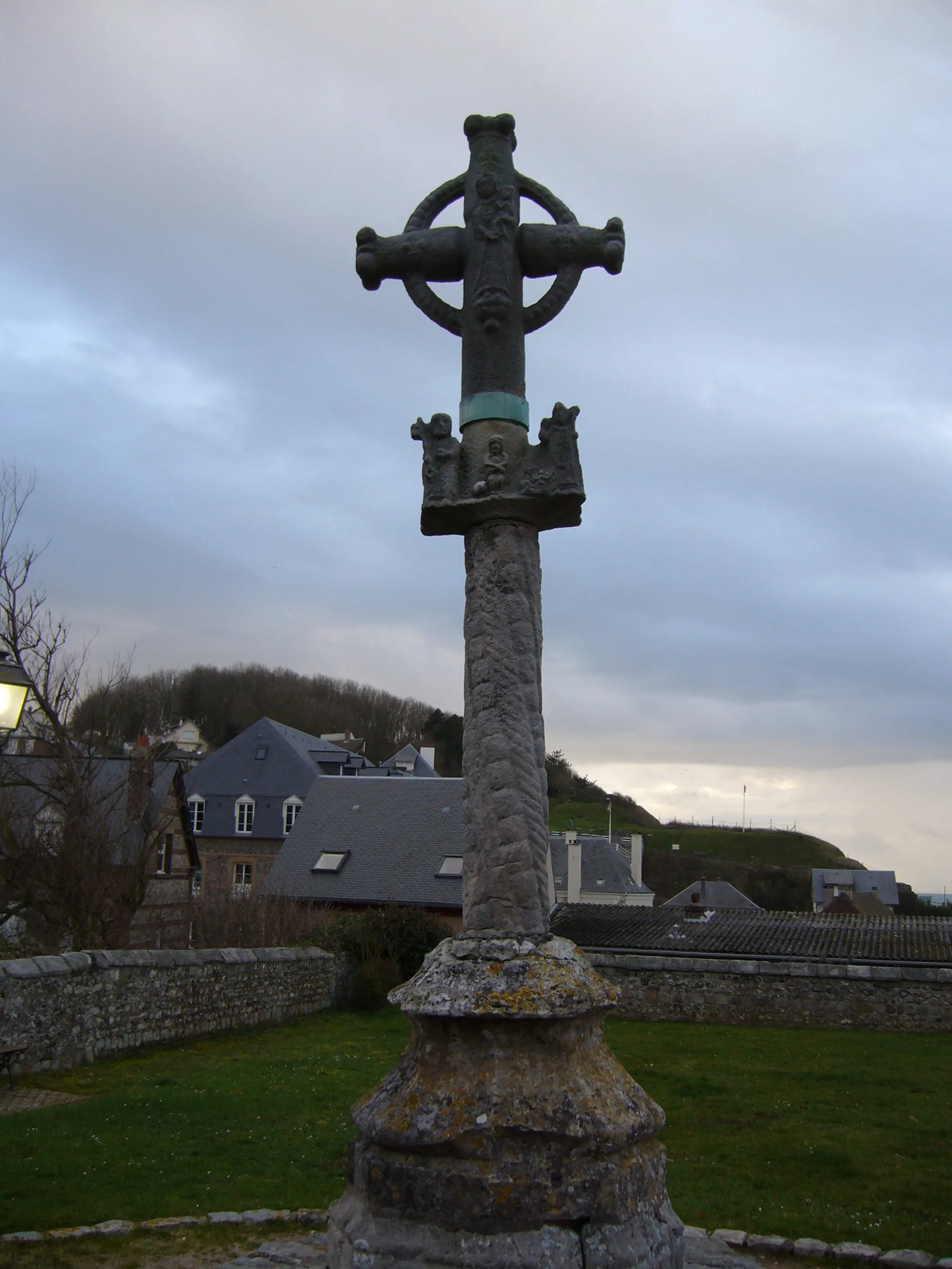 Photo showing: Croix de l'église Saint-Nicolas à Veules-les-Roses (Normandie), le soir. Rue Paul Meurice.