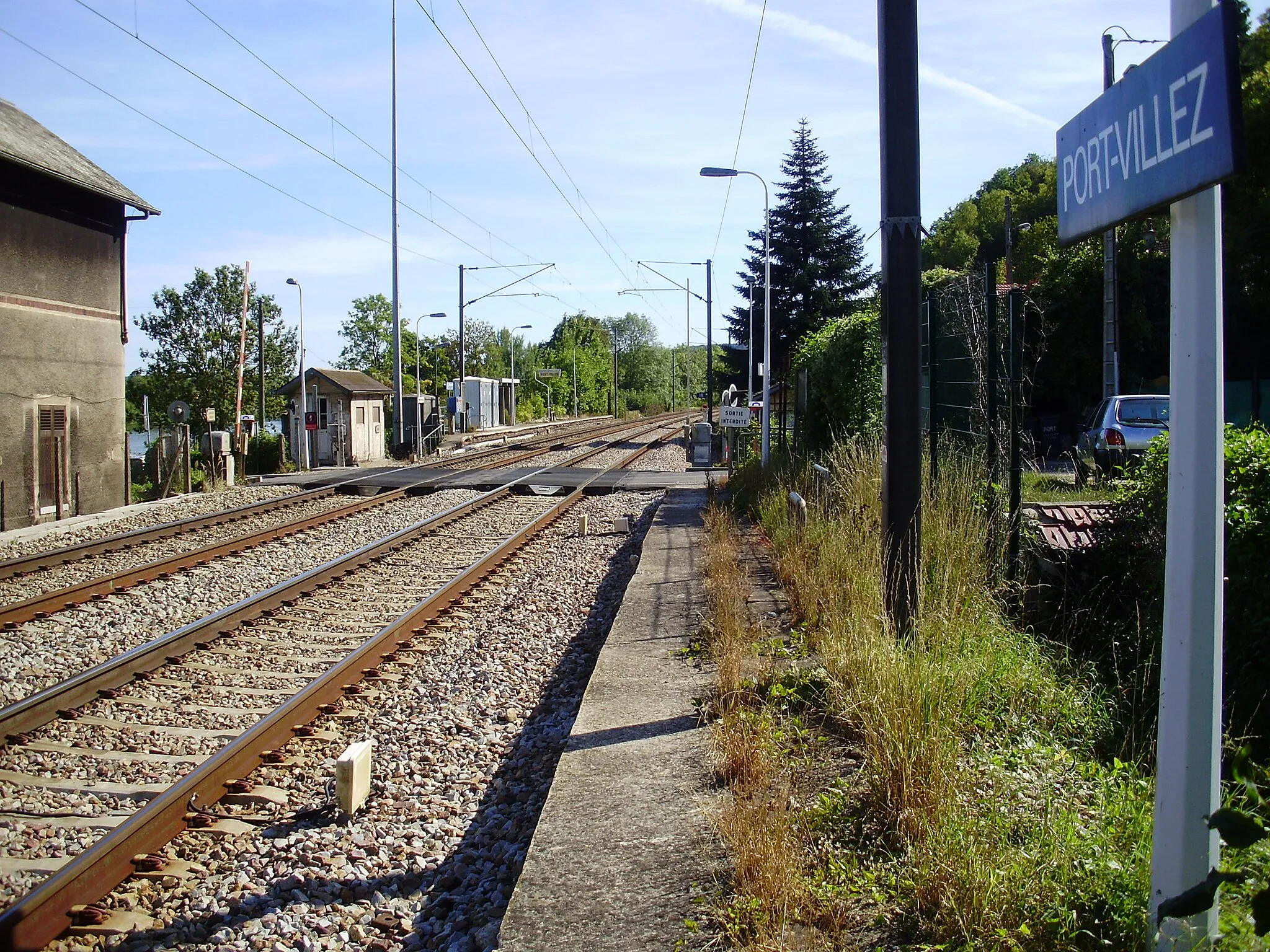 Photo showing: Gare de Port-Villez, Yvelines, France (vue en direction de Mantes-la-Jolie / Paris depuis l'ex-quai pour Vernon)