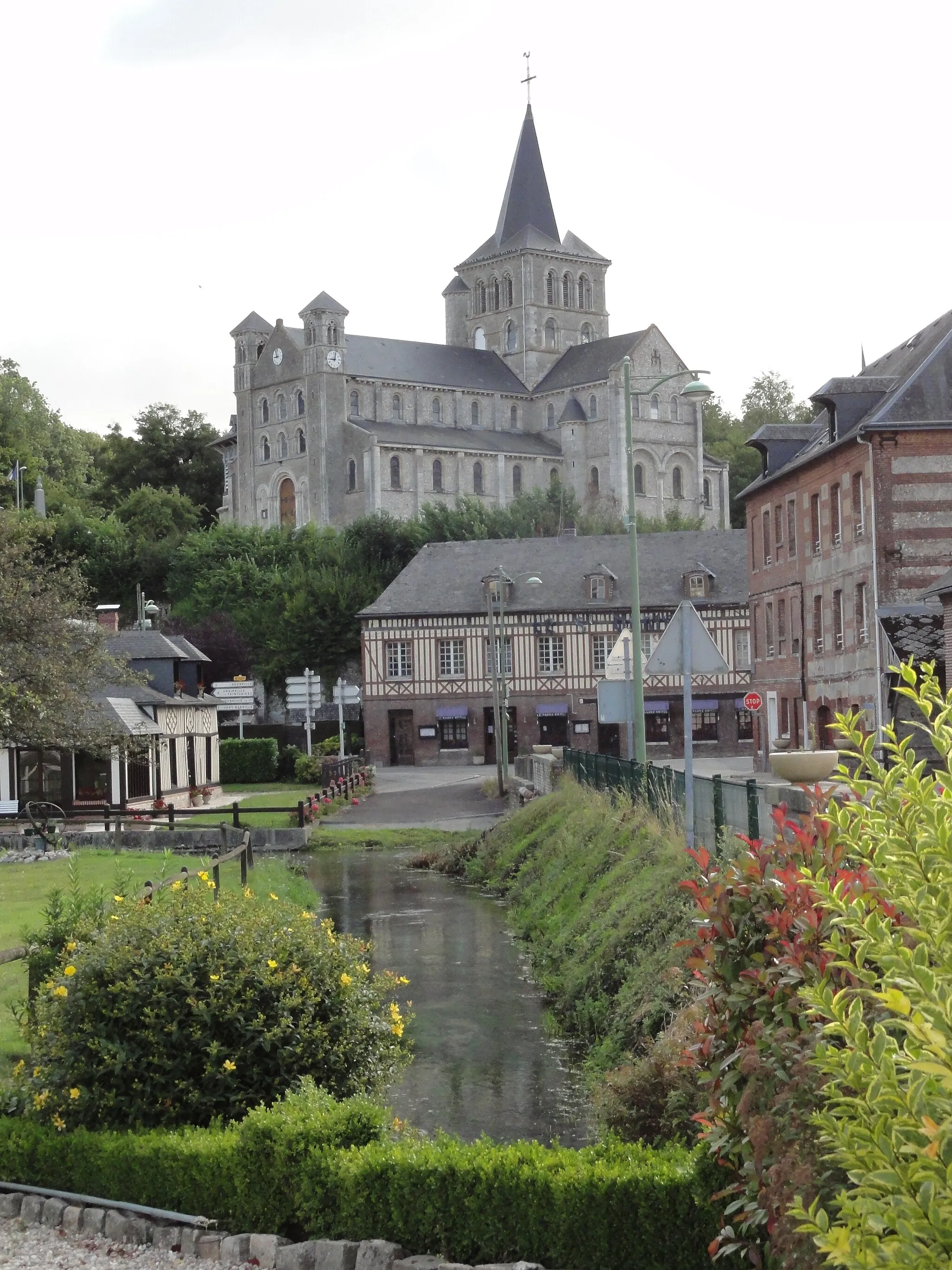 Photo showing: Héricourt-en-Caux (Seine-Mar.) église surplombant le centre-bourg