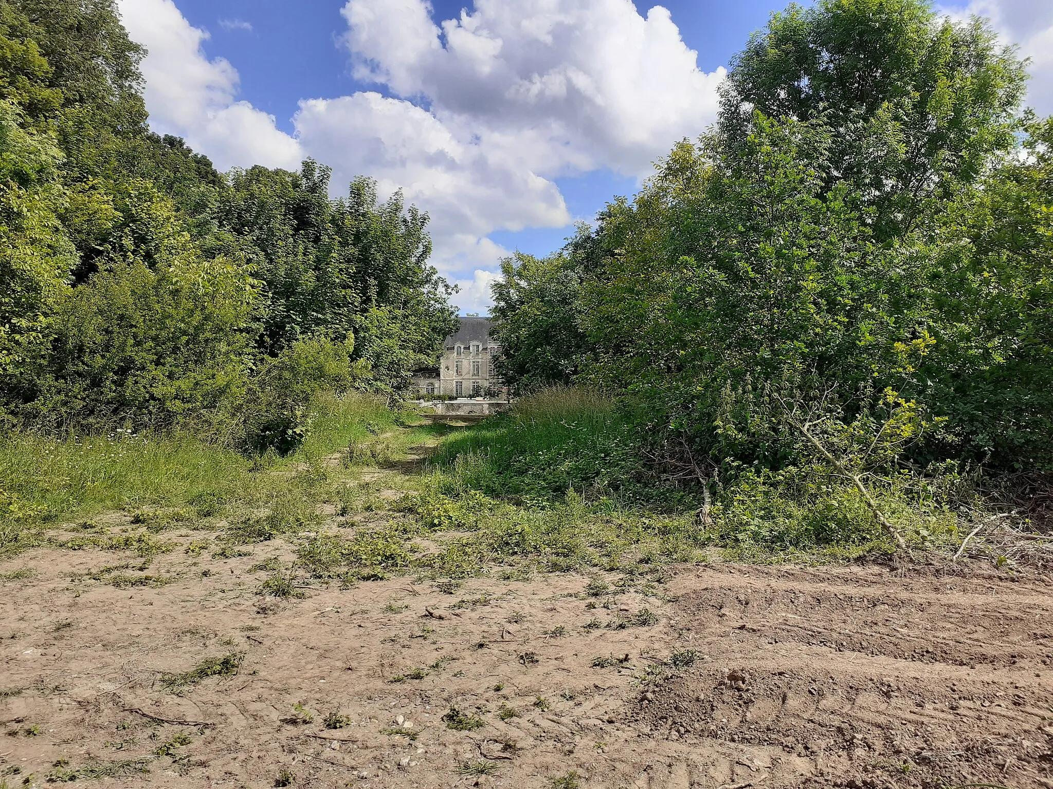 Photo showing: Environs immédiats du château de Chaignes en juin 2022.