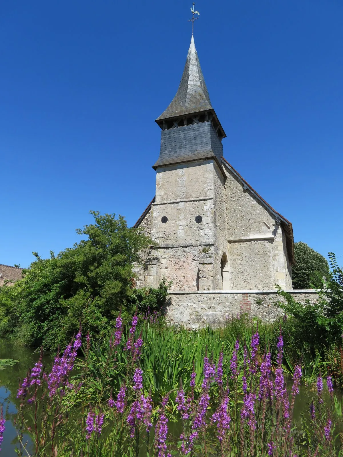 Photo showing: photo de l'église Sainte-Trinité de Corny prise depuis la mare du village