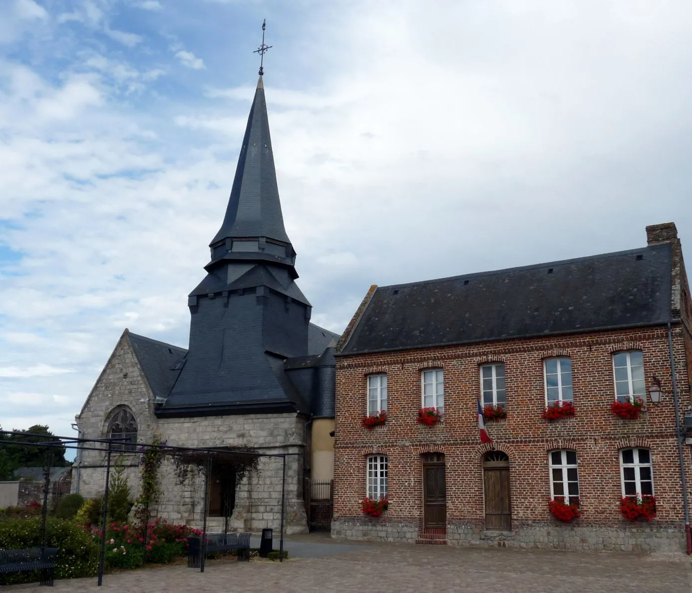 Photo showing: Eglise d'Ambrumesnil; à droite: la mairie