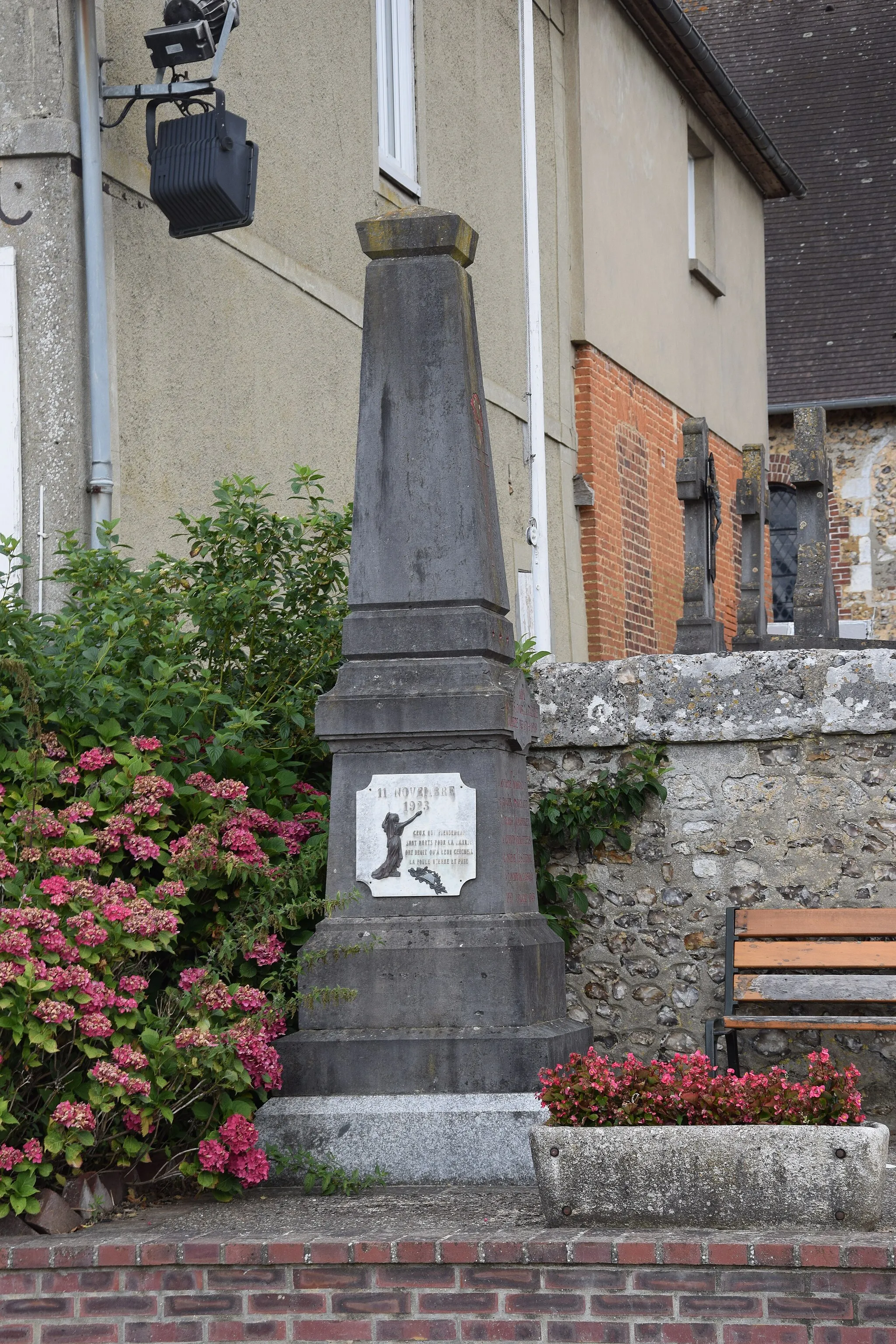 Photo showing: Saussay-la-Campagne monument aux morts