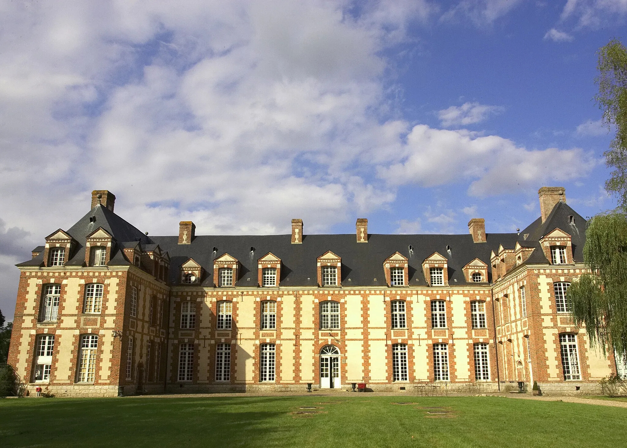 Photo showing: Façade extérieure du château