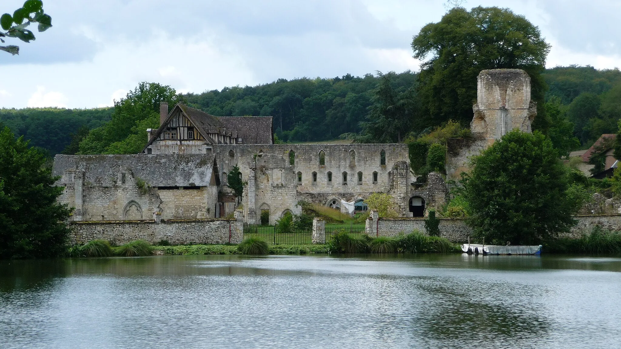 Photo showing: Klosterruine Mortemer von Osten