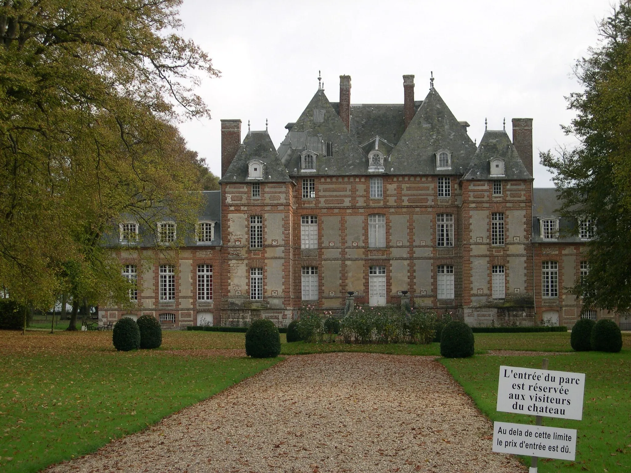 Photo showing: This building is en partie classé, en partie inscrit au titre des monuments historiques de la France. It is indexed in the base Mérimée, a database of architectural heritage maintained by the French Ministry of Culture, under the reference PA00099637 .