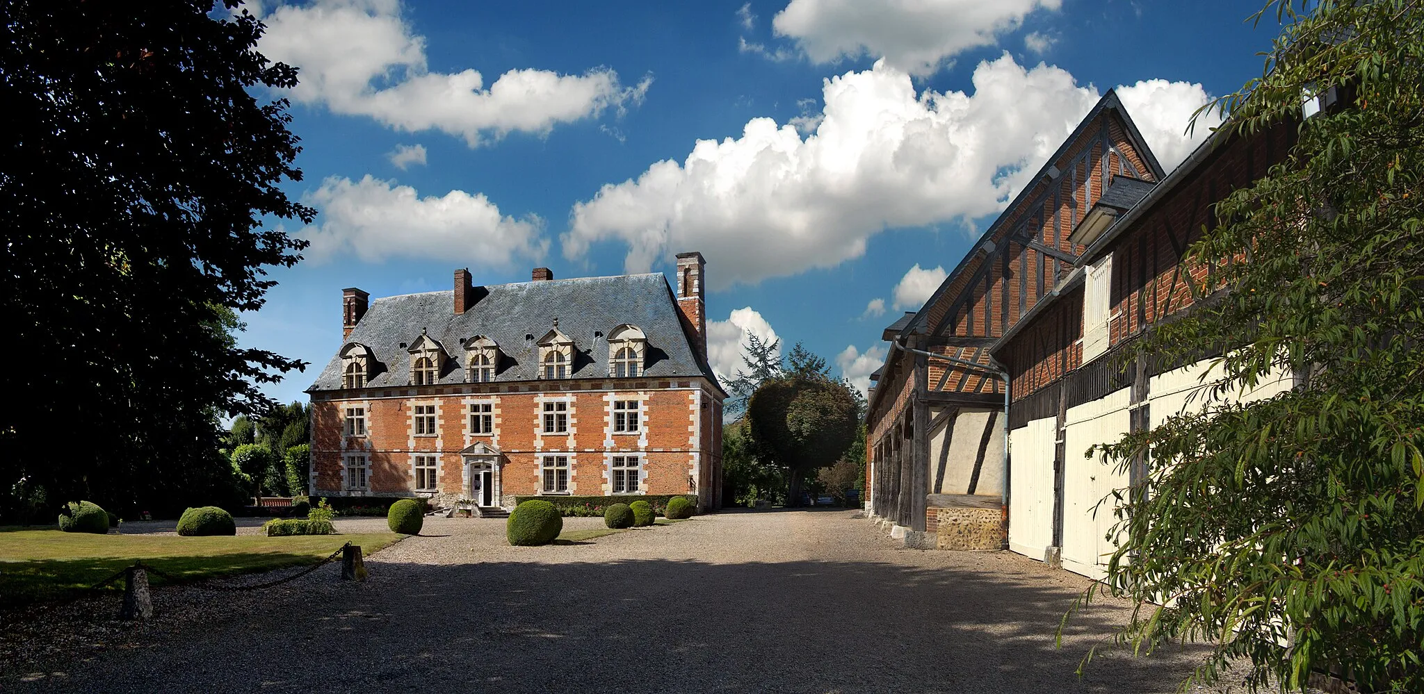 Photo showing: This building is inscrit au titre des monuments historiques de la France. It is indexed in the base Mérimée, a database of architectural heritage maintained by the French Ministry of Culture, under the references PA27000017 and PA27000022 .