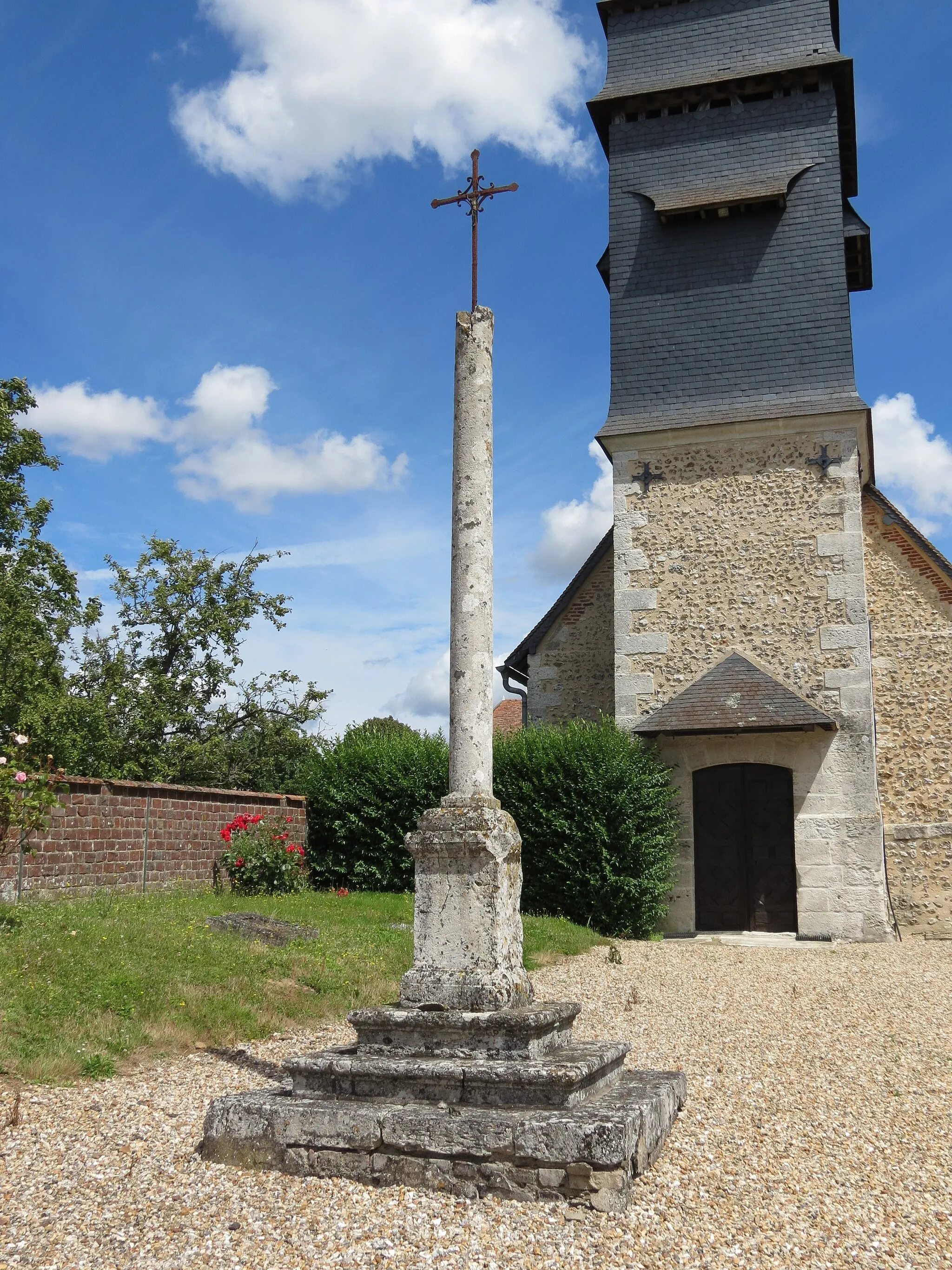 Photo showing: Croix dans le cimetière d'Houville-en-Vexin.