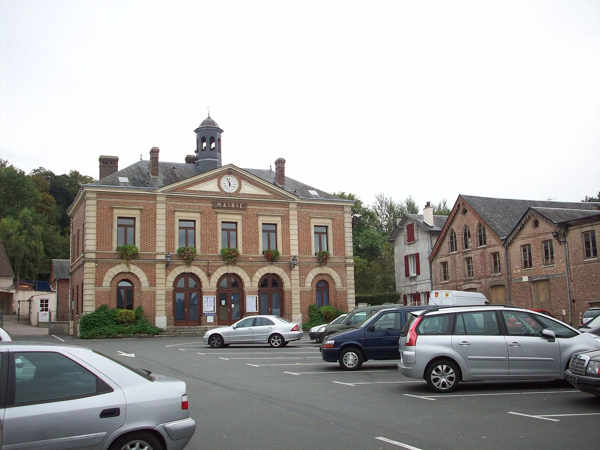 Photo showing: Vue de la mairie de Charleval et de sa place.