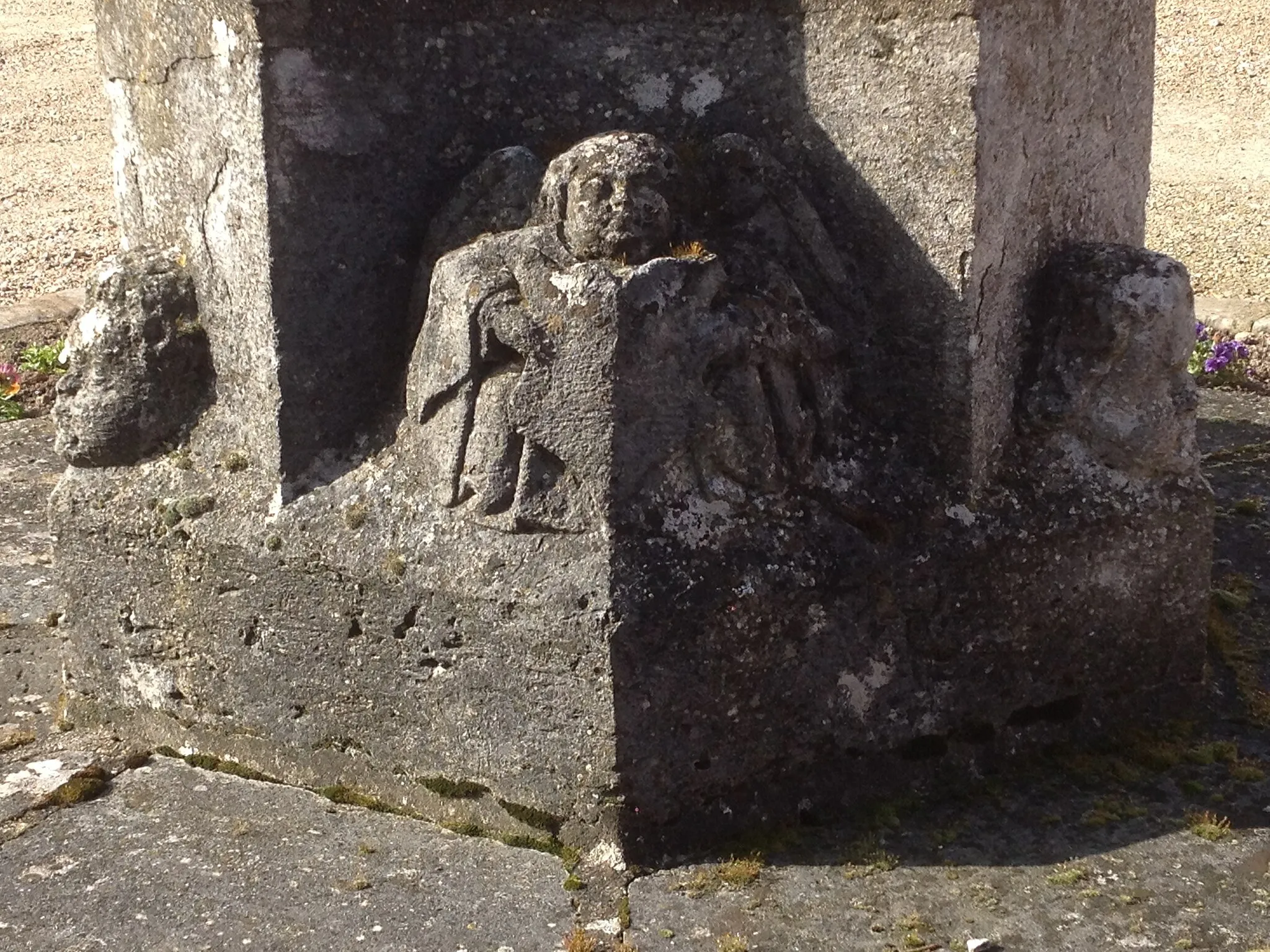 Photo showing: Détail du calvaire avec un ange portant un blason.
