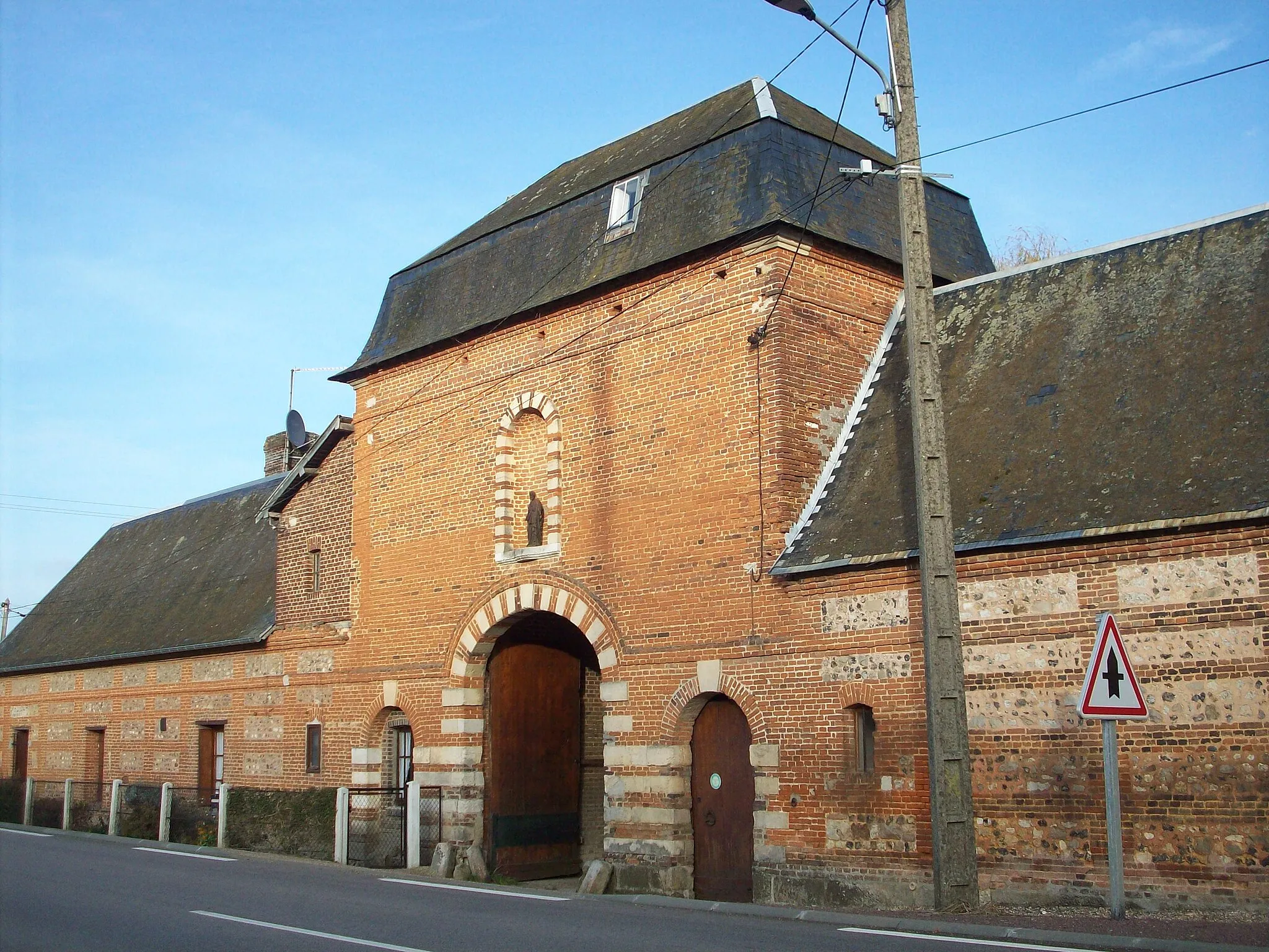 Photo showing: Porterie, construite à partir de 1712, de l'ancienne abbaye de l'Isle-Dieu, à Perruel.