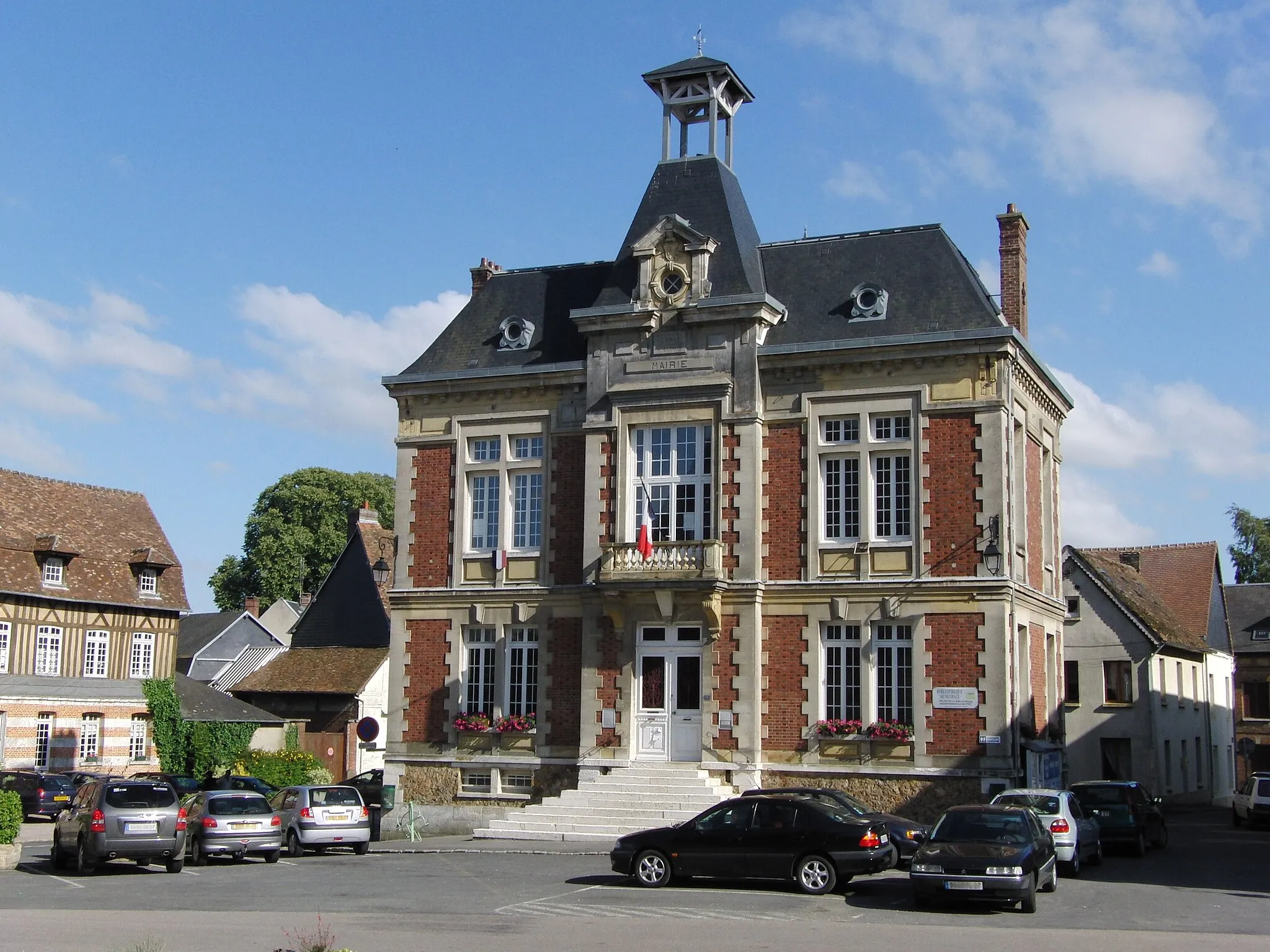 Photo showing: Ecouis City Hall