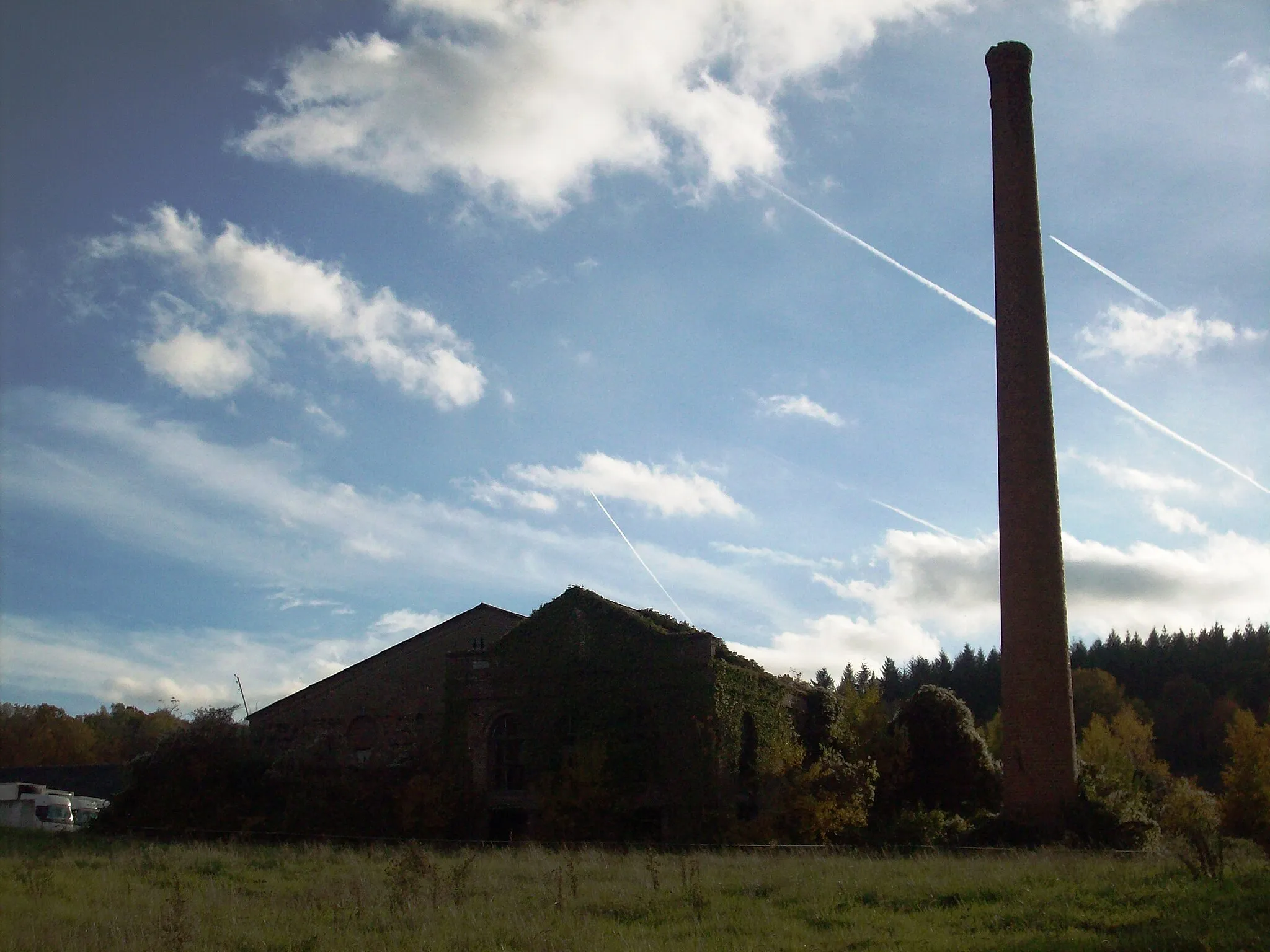 Photo showing: Ruines d'une usine et sa cheminée en brique.