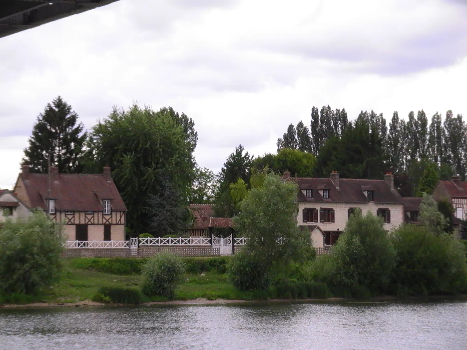 Photo showing: Port-Morin, face au chemin de halage en rive droite de la Seine aux Andelys.