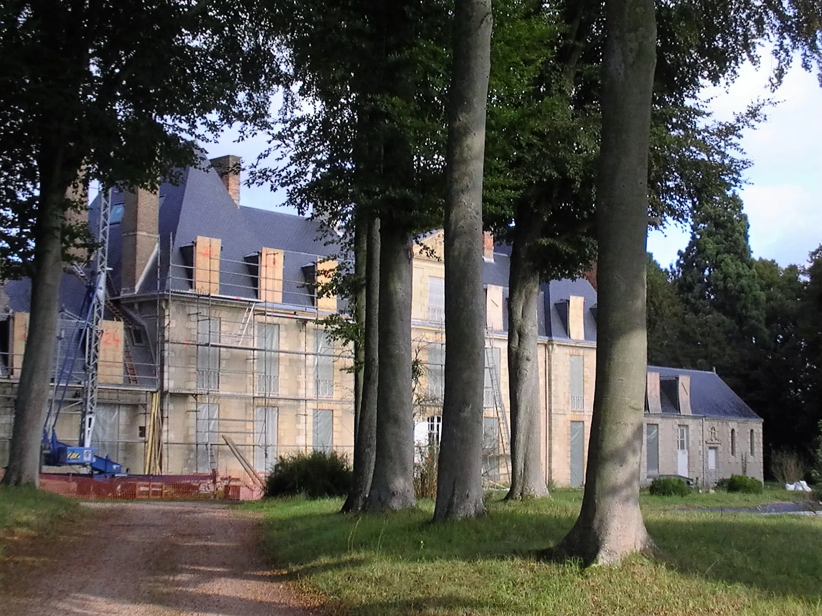 Photo showing: Tosny (Eure) - Le château en façade, rue Saint-Sulpice.