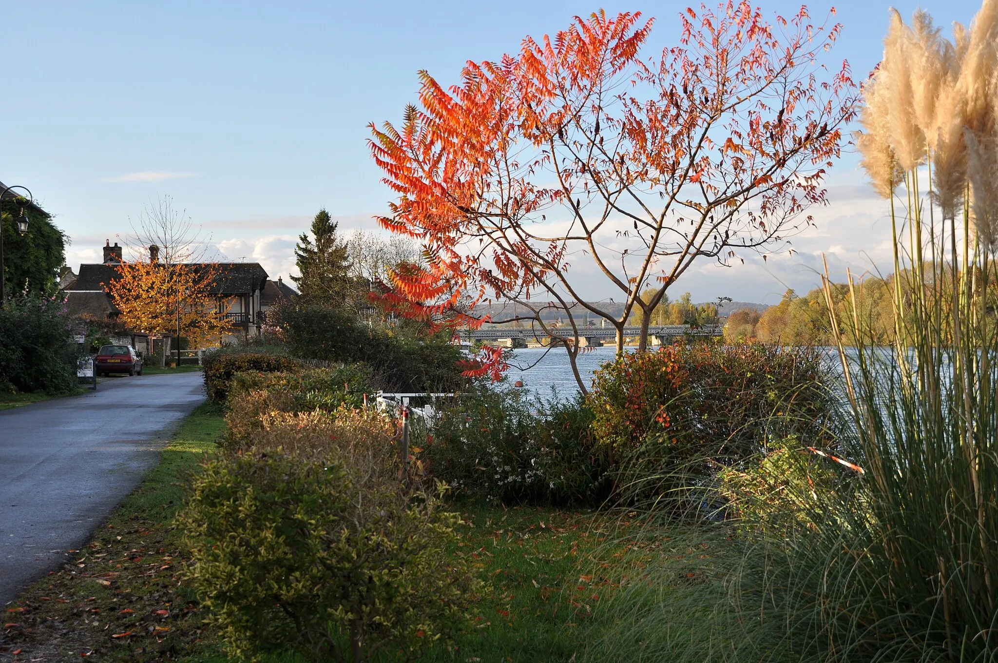 Photo showing: Border of the Seine River, Poses