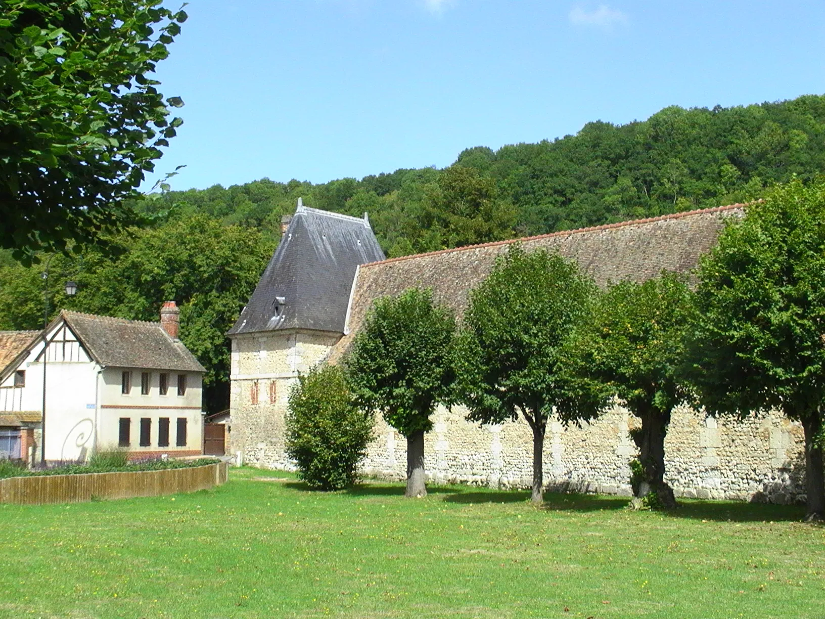 Photo showing: Acquigny - le village du côté du château ... rue de l'Église, vers le mur d'enceinte du domaine du château.