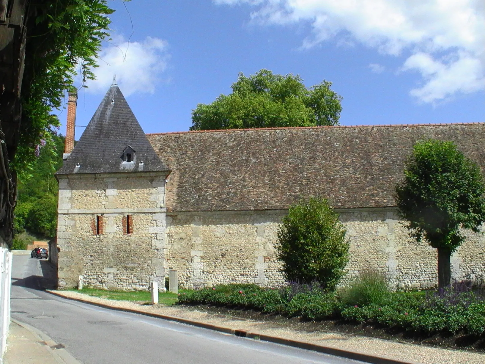Photo showing: Acquigny - le village du côté du château ... rue Aristide-Briand.