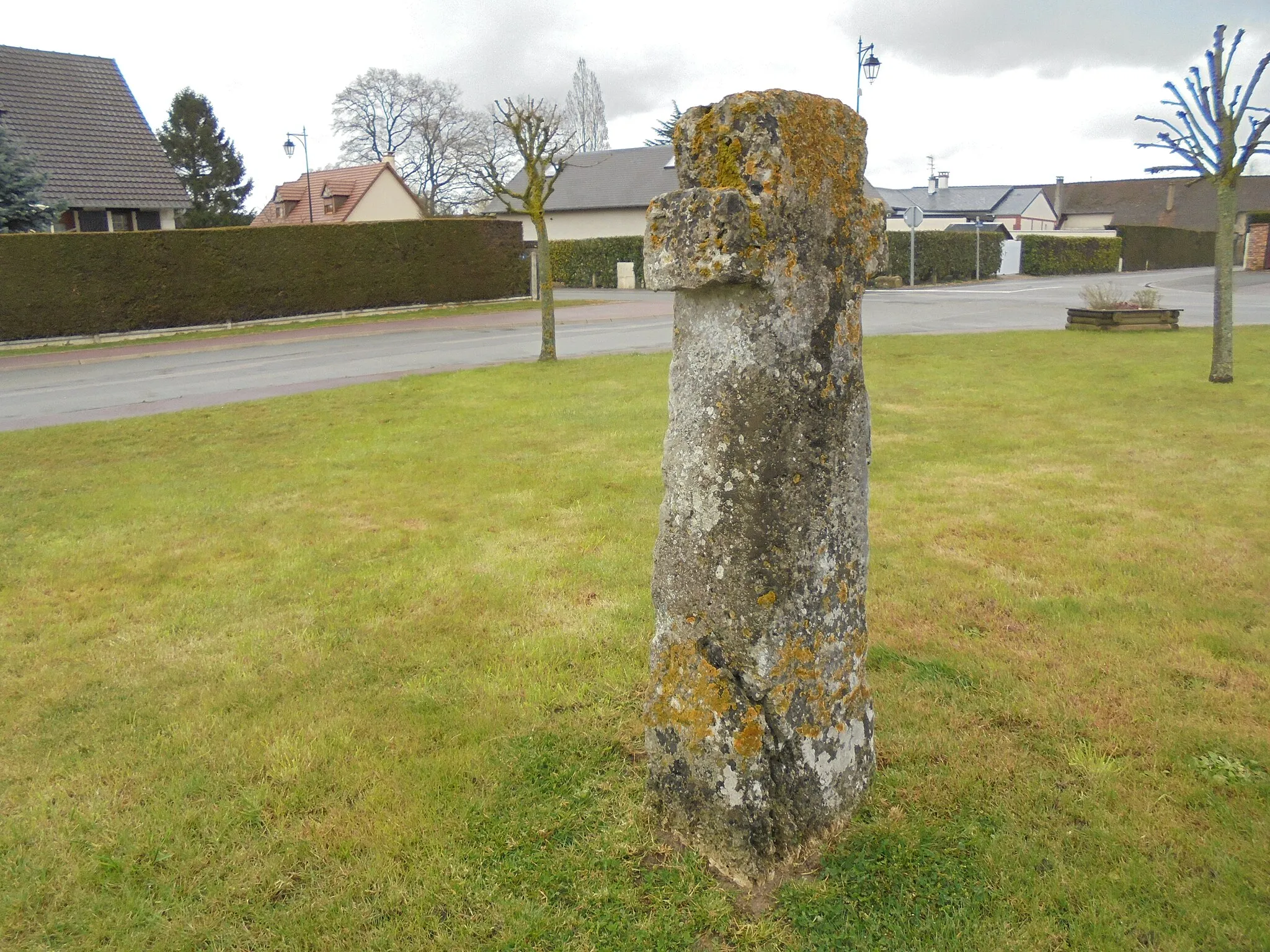 Photo showing: Monolithe de la Croix Roger à Heudebouvile dans l'Eure