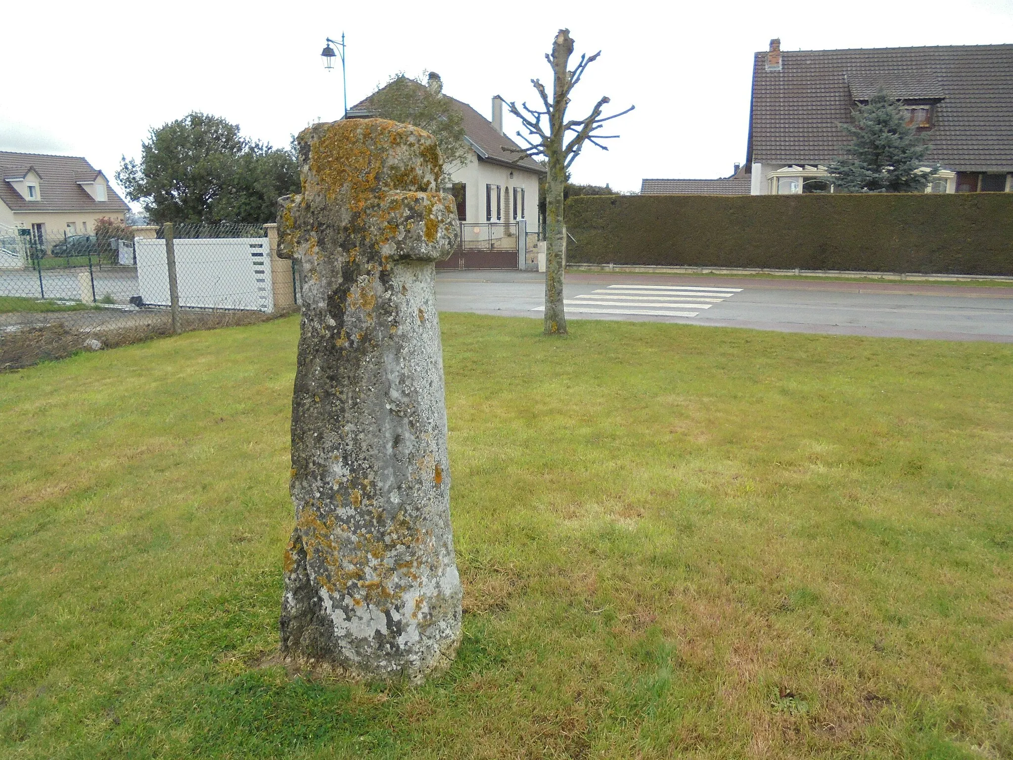 Photo showing: Menhir christanisé dit la Croix Roger à Heudebouville dans l'Eure