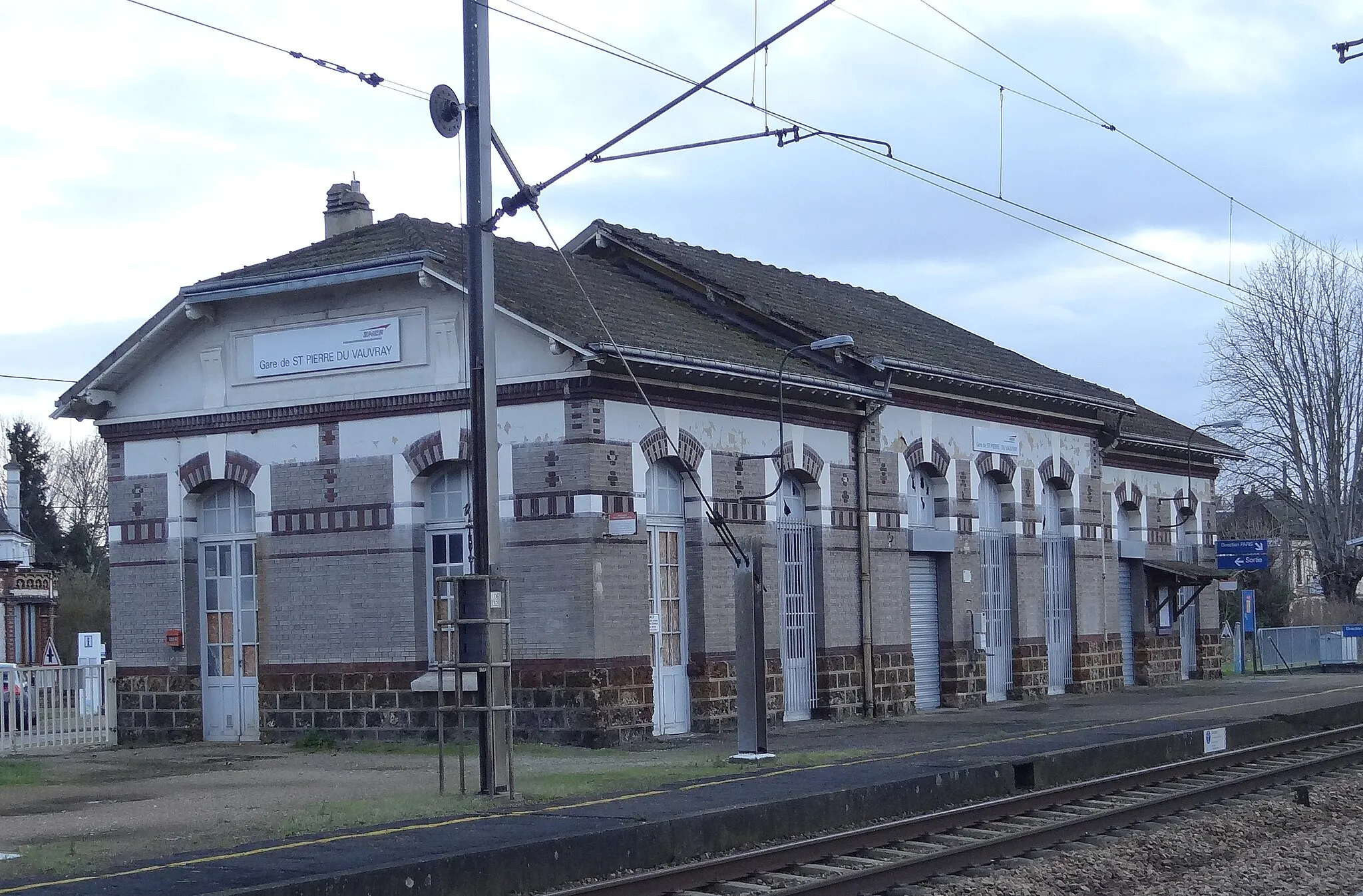 Photo showing: Gare de St-Pierre-du-Vauvray de la ligne Paris-Rouen (Eure). Voir aussi Anciennes lignes de St-Pierre-du-Vauvray aux Andelys et à Louviers