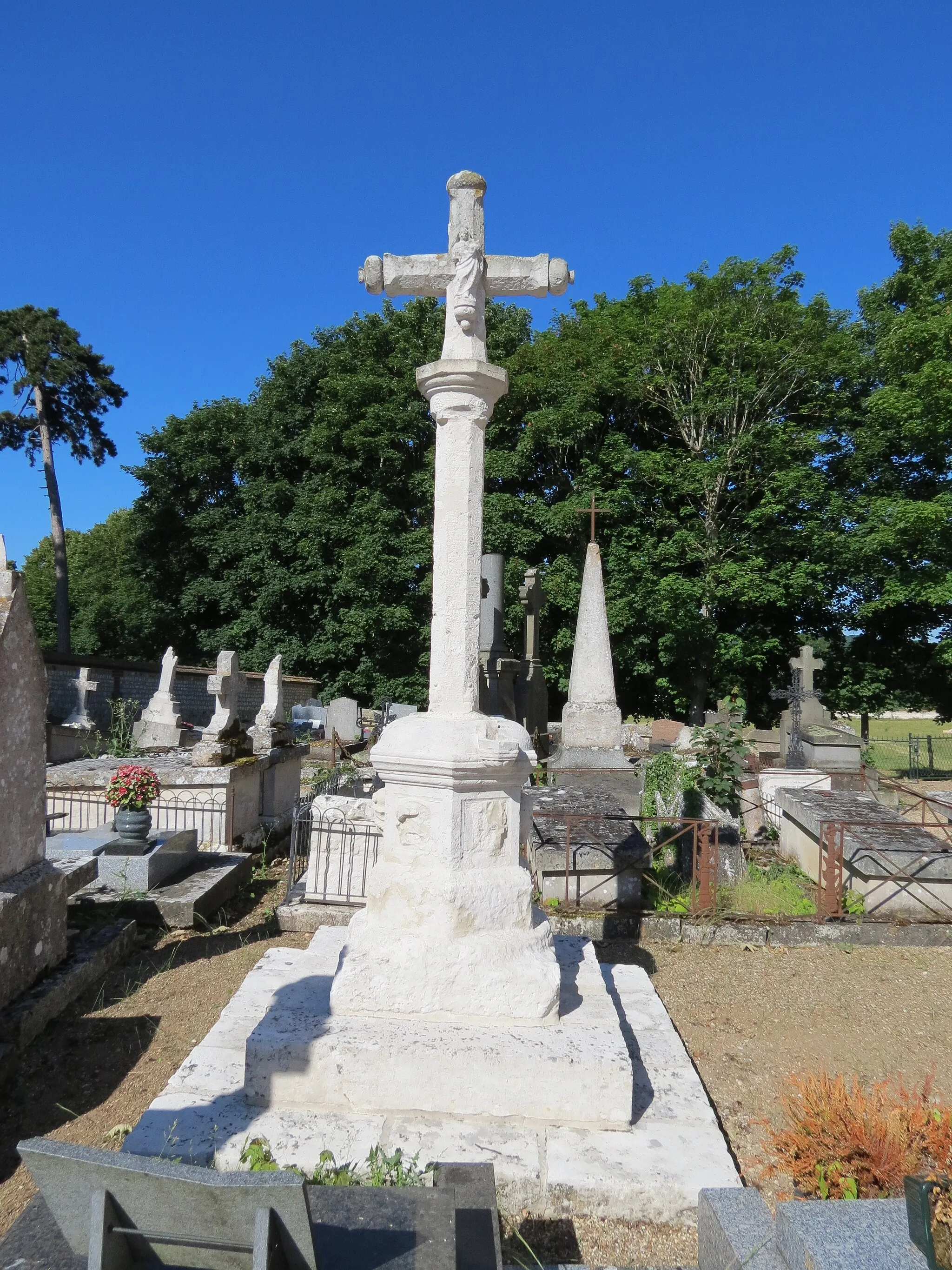 Photo showing: Croix dans le cimetière d'Andé