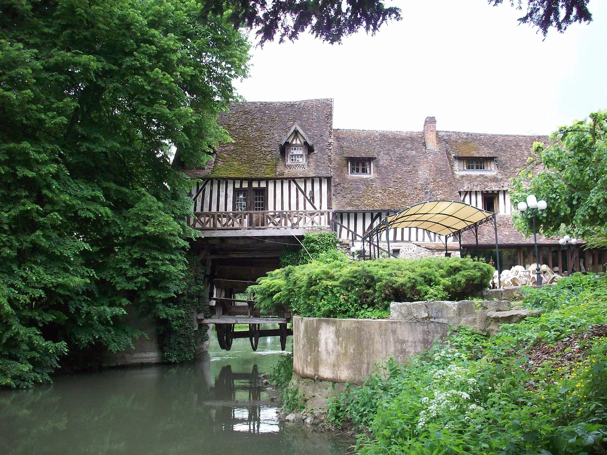 Photo showing: Vue du moulin et de sa roue relevée du cours d'eau