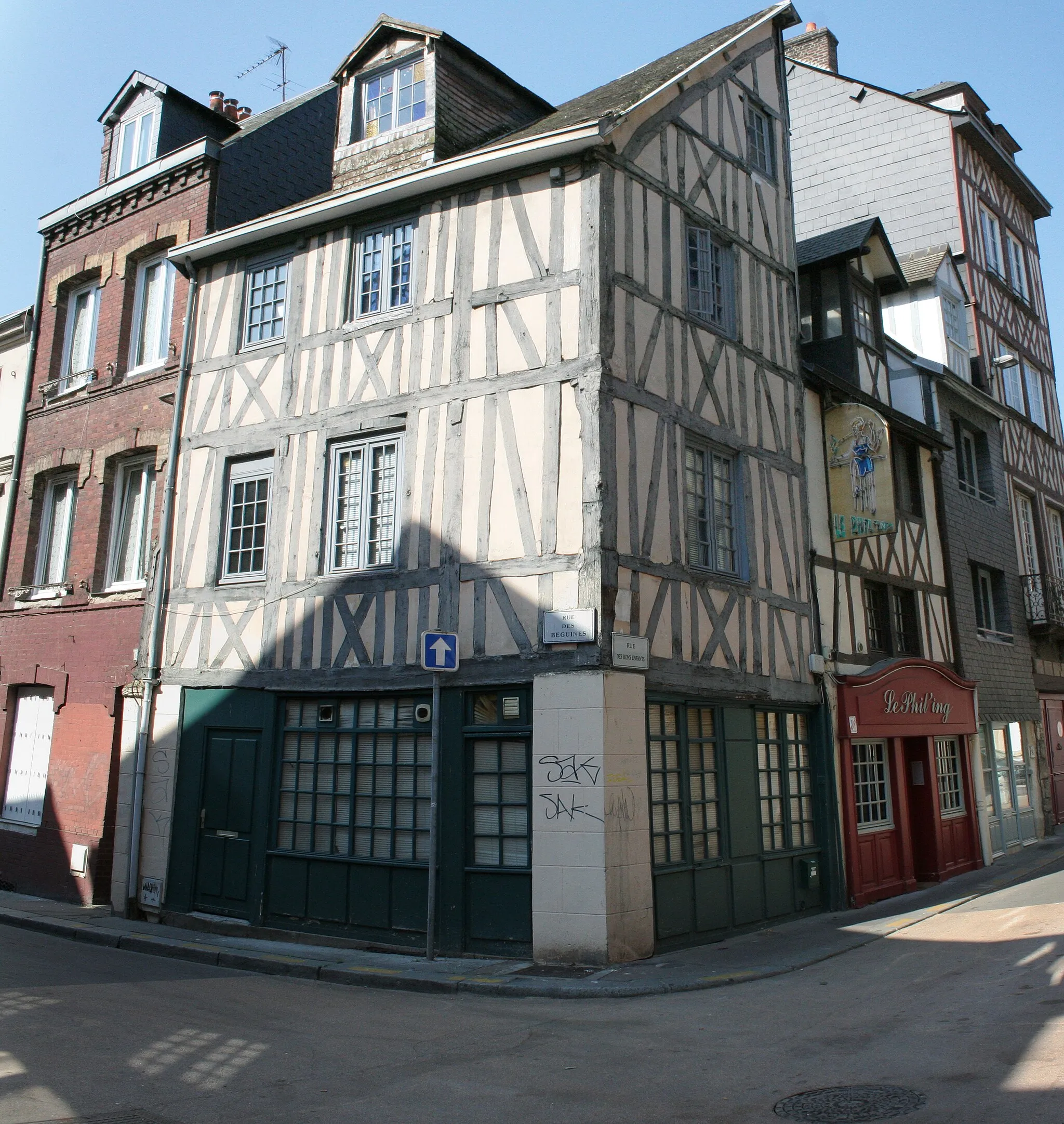 Photo showing: 77 rue des bon enfants à Rouen.