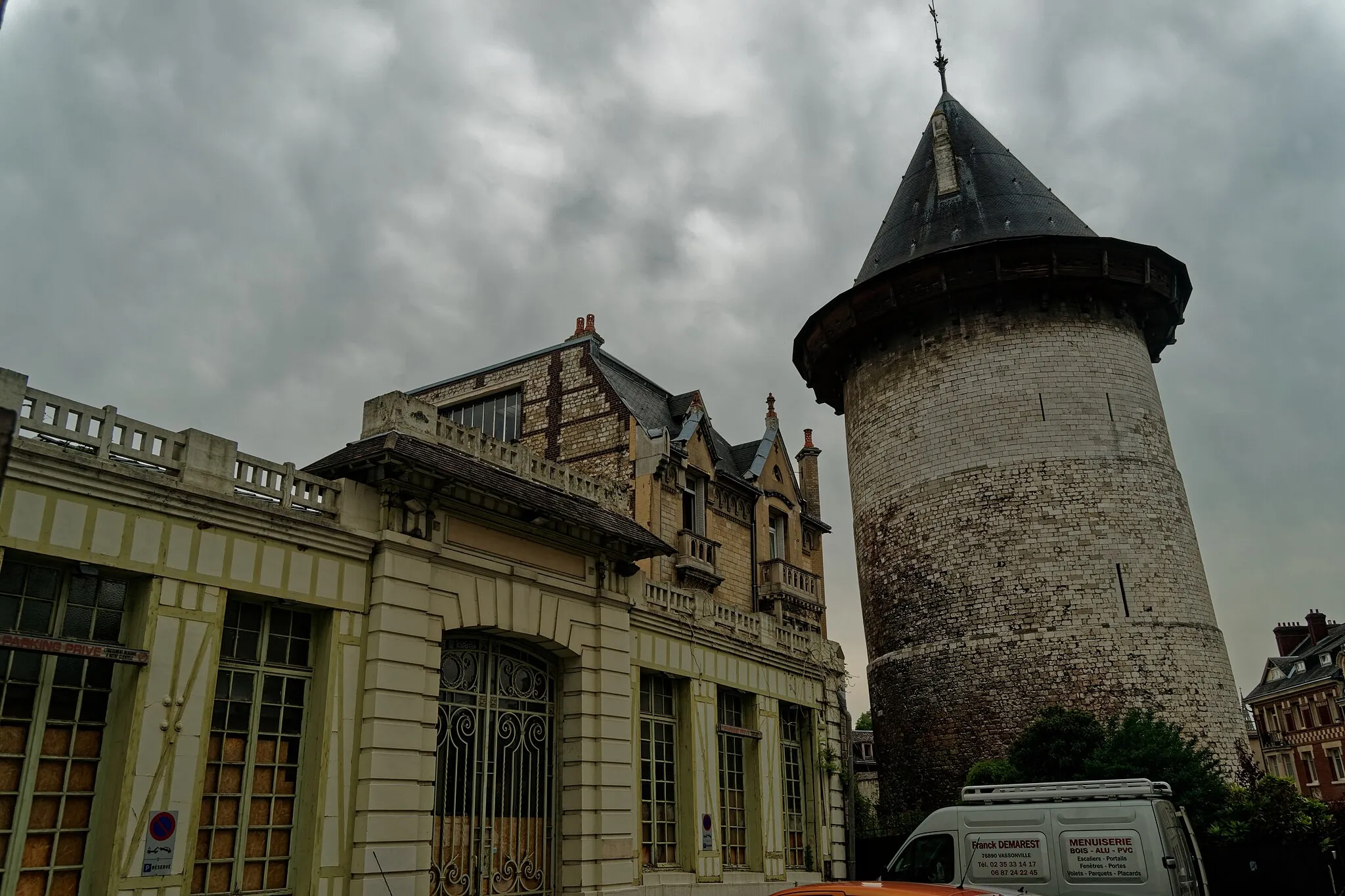 Photo showing: Rouen - Rue du Donjon - View SE on Tour Jeanne d'Arc, where Jeanne d'Arc was imprisoned in 1430