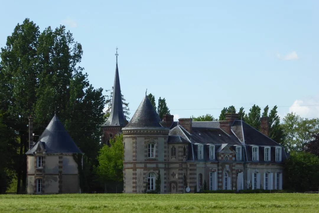 Photo showing: Marbeuf (Eure) : le château ; le clocher de l'église en arrière-plan.
