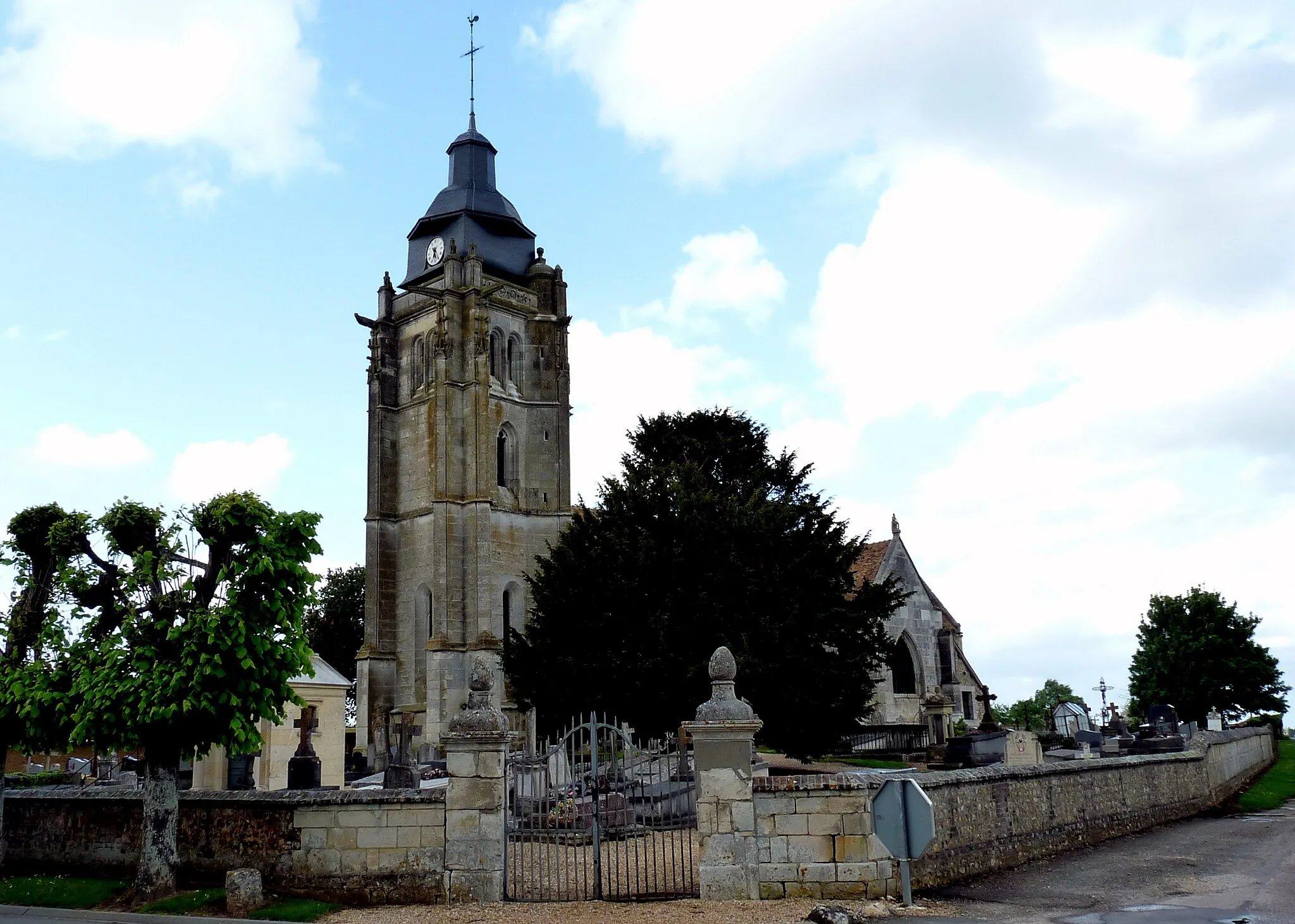 Photo showing: Église Notre-Dame d'Iville et if multi-centenaire.