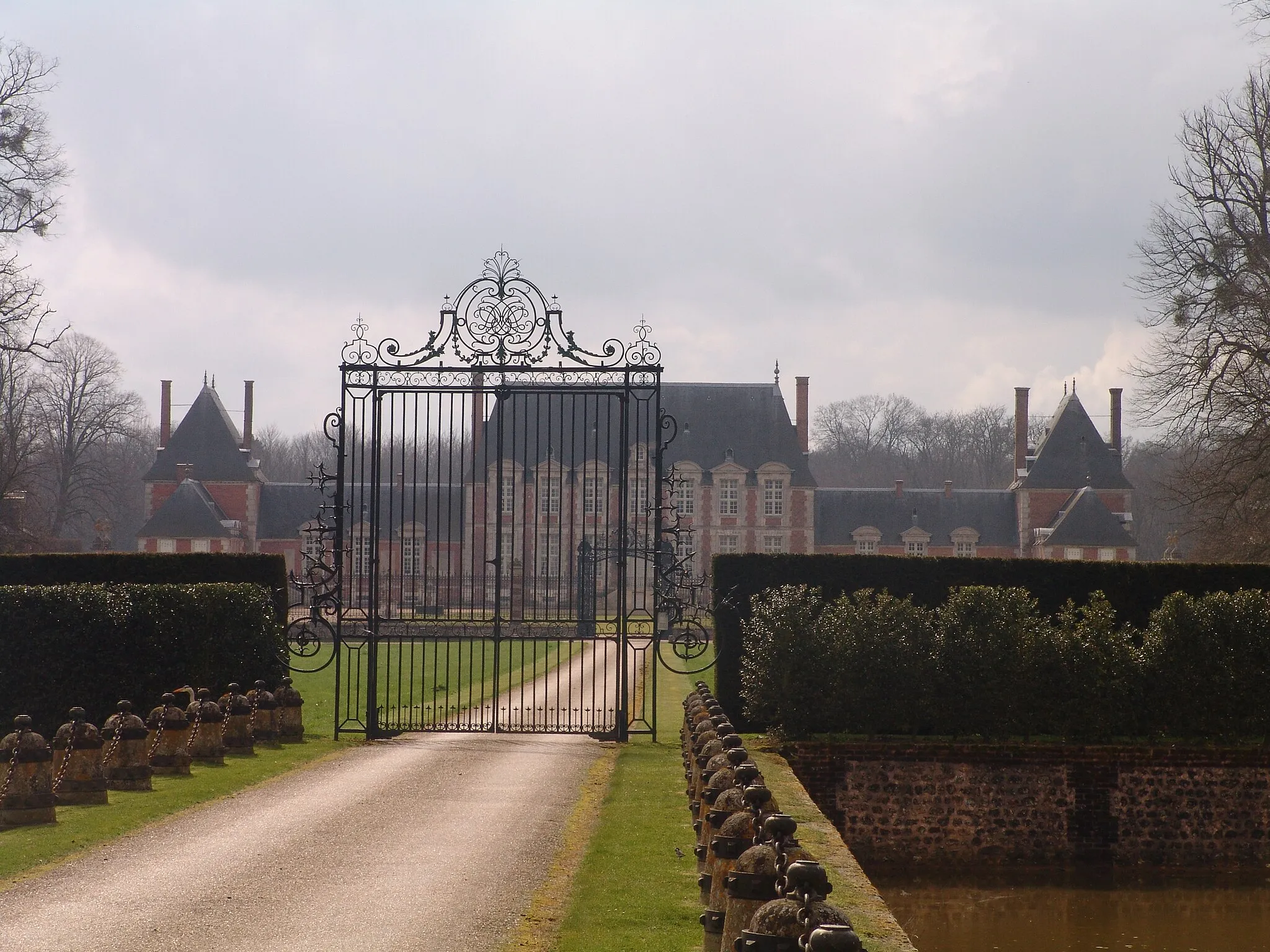 Photo showing: Vue du château et de son portail.