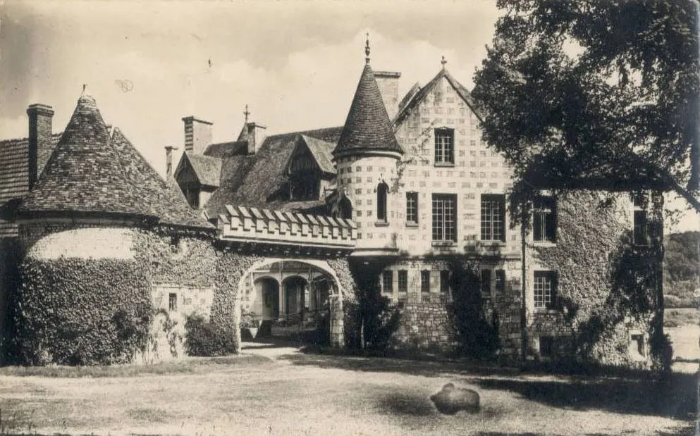 Photo showing: cette vue représente la cour de l'actuel Château de Houetteville en 1949