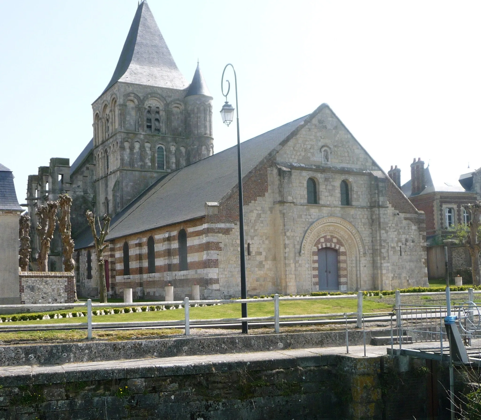 Photo showing: Notre-Dame-de-Bonport (XIIe), Quillebeuf-sur-Seine, France