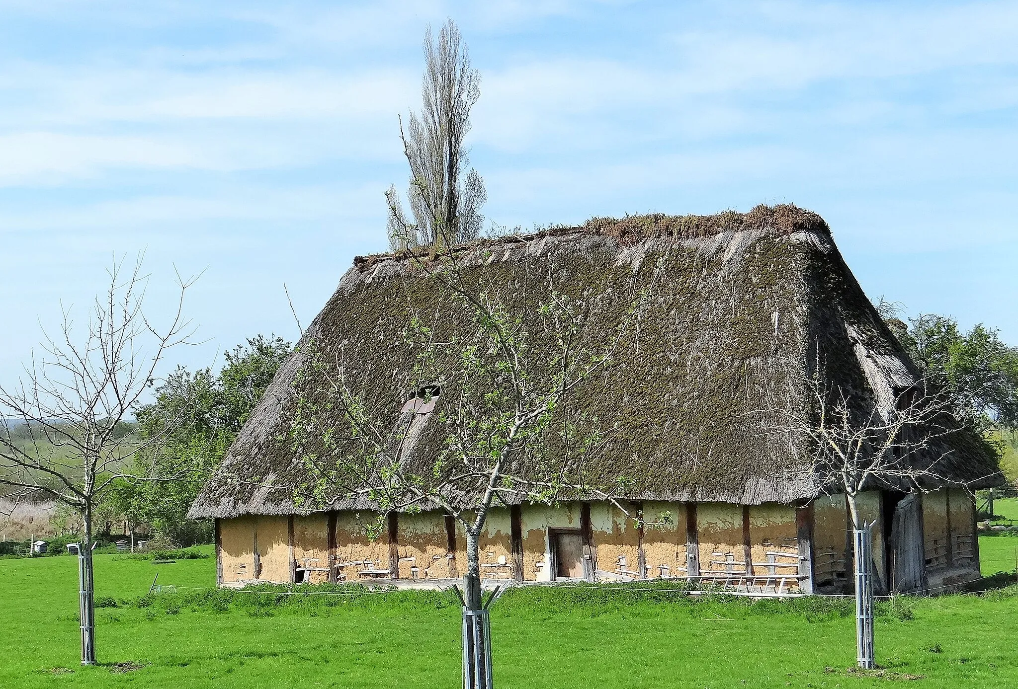 Photo showing: Thatched barn in the Marais-Vernier, near the Grande Mare, village of Sainte-Opportune-la-Mare.