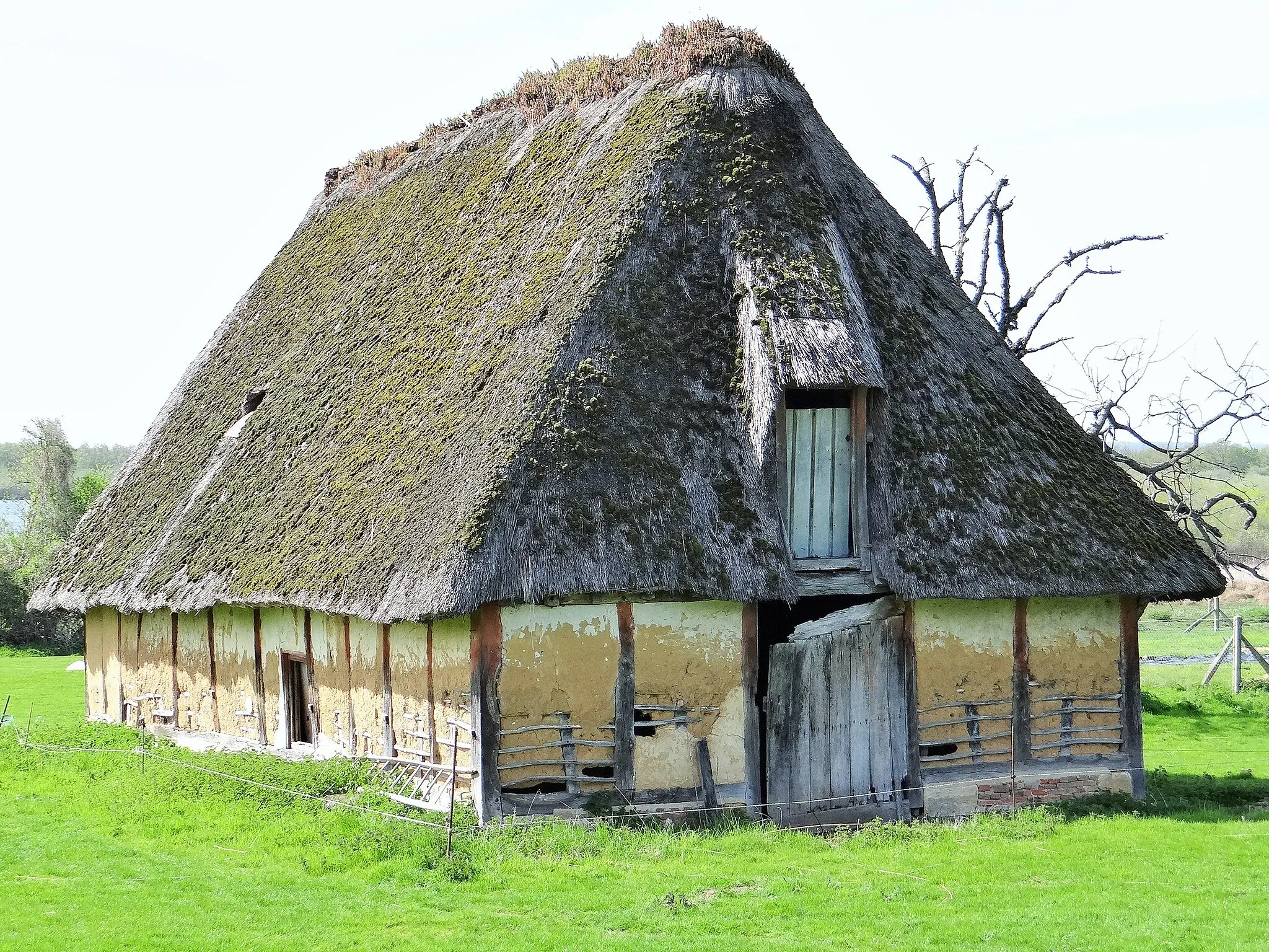 Photo showing: Thatched barn in the Marais-Vernier, near the Grande Mare, village of Sainte-Opportune-la-Mare.