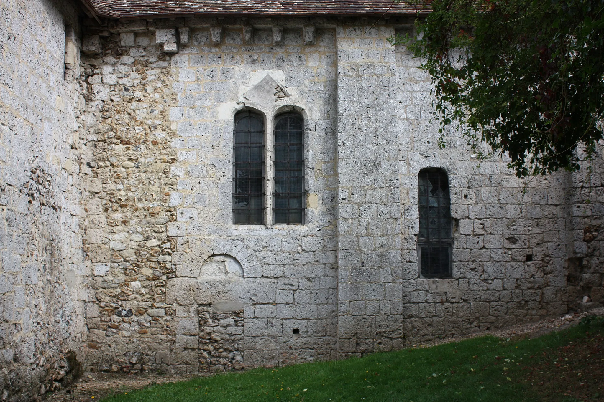 Photo showing: Eglise Saint-Georges de Fiquefleur
Vue du mur Sud du chevet