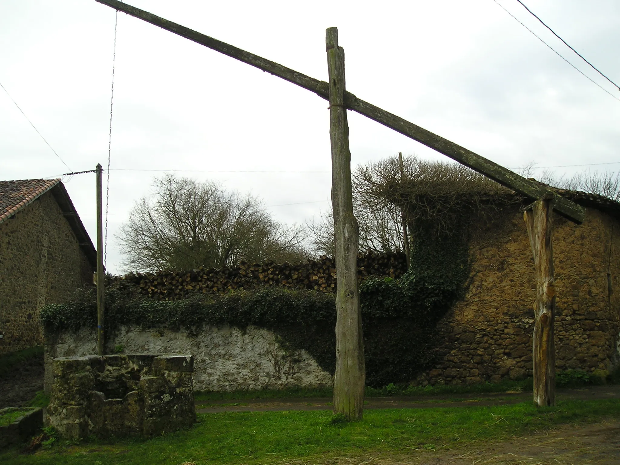 Photo showing: Cigogne de Pers, puits à balancier, Pressignac, Charente, France.