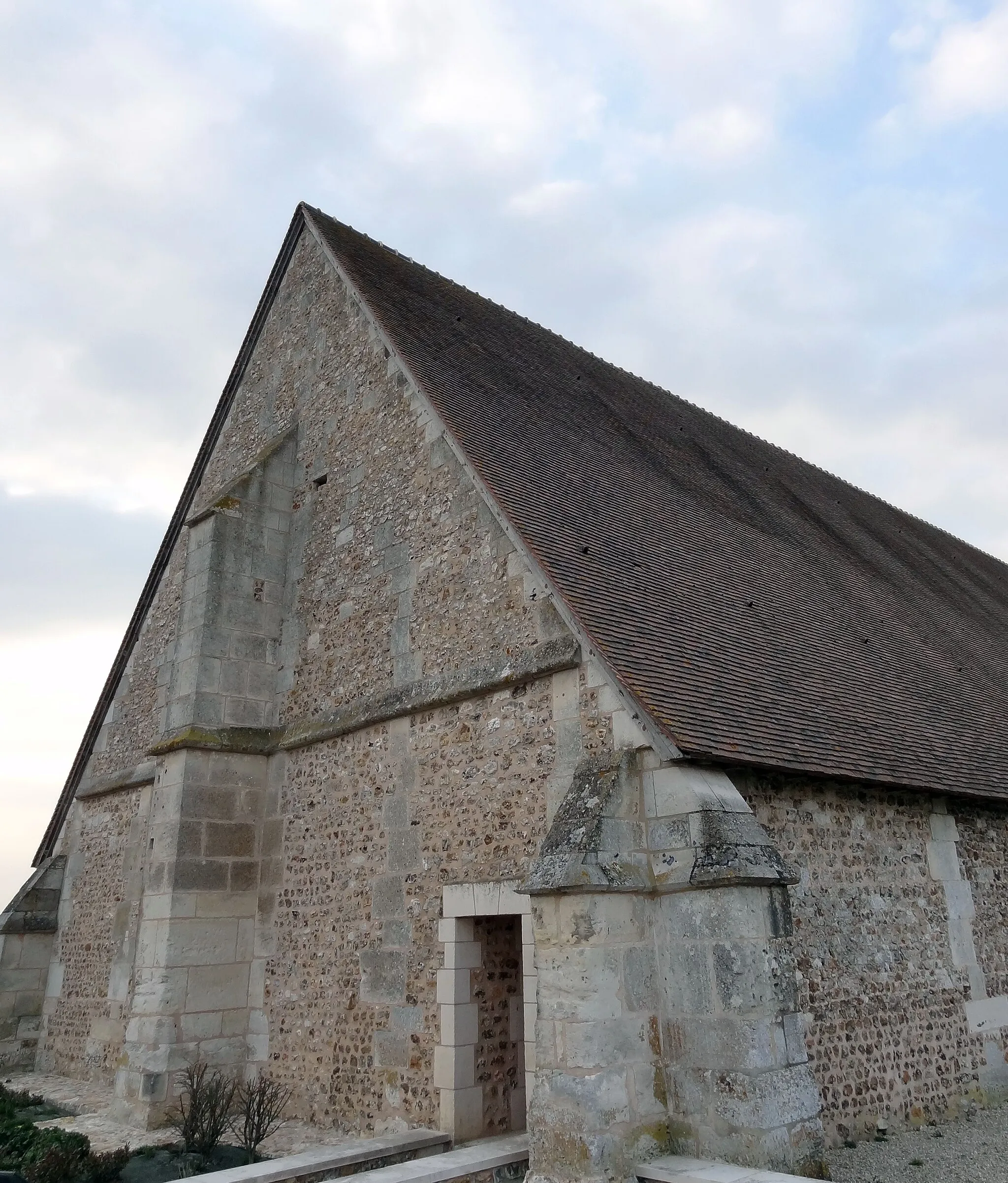 Photo showing: La Commanderie de Saint-Étienne-de-Renneville était une maison Templière prospère au Moyen-Âge. Elle est situé près d'Evreux en Normandie. On y voit la grange a blé.