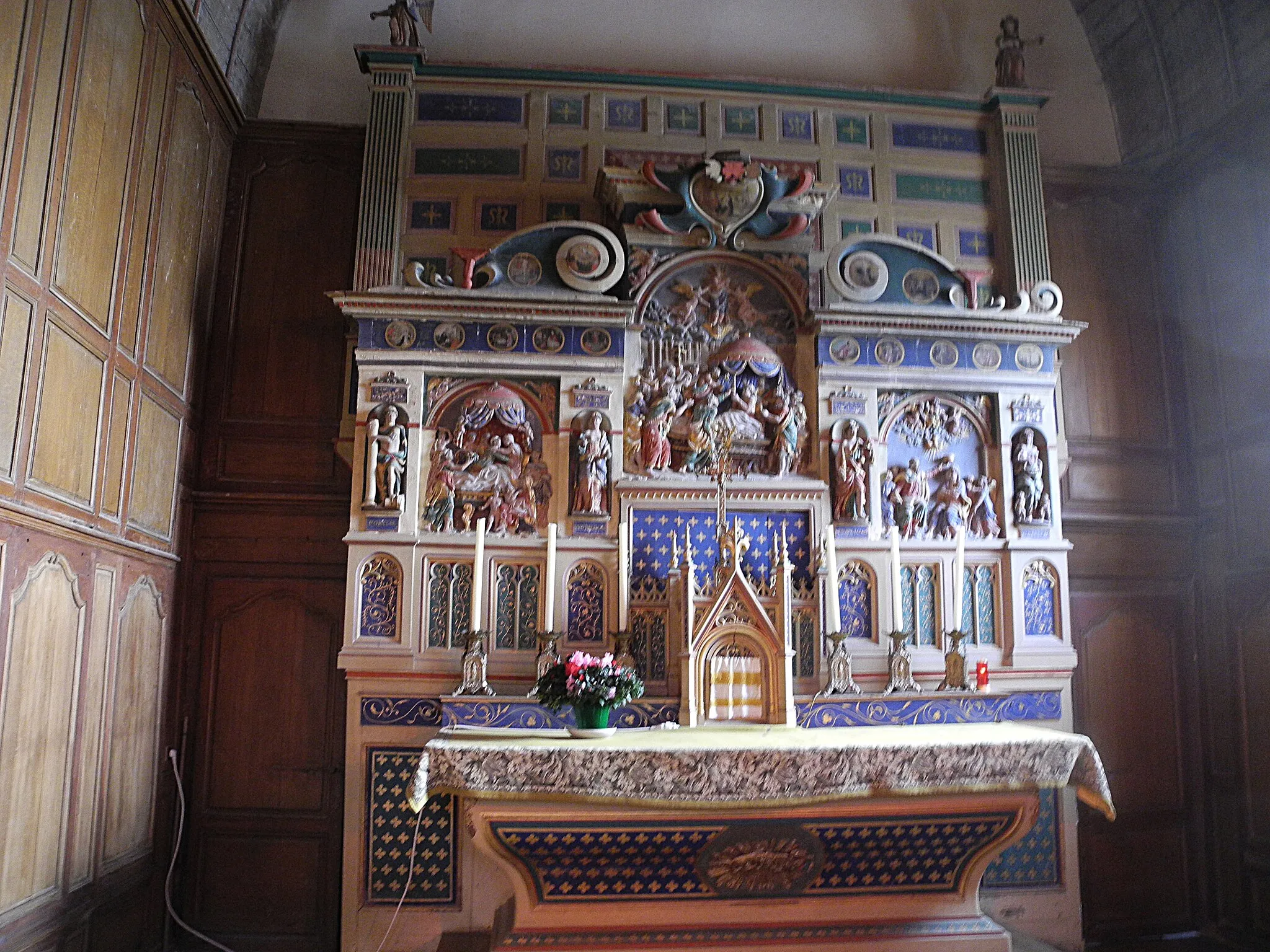 Photo showing: Le retable du fond du choeur dans l'église du Cormier (Eure)