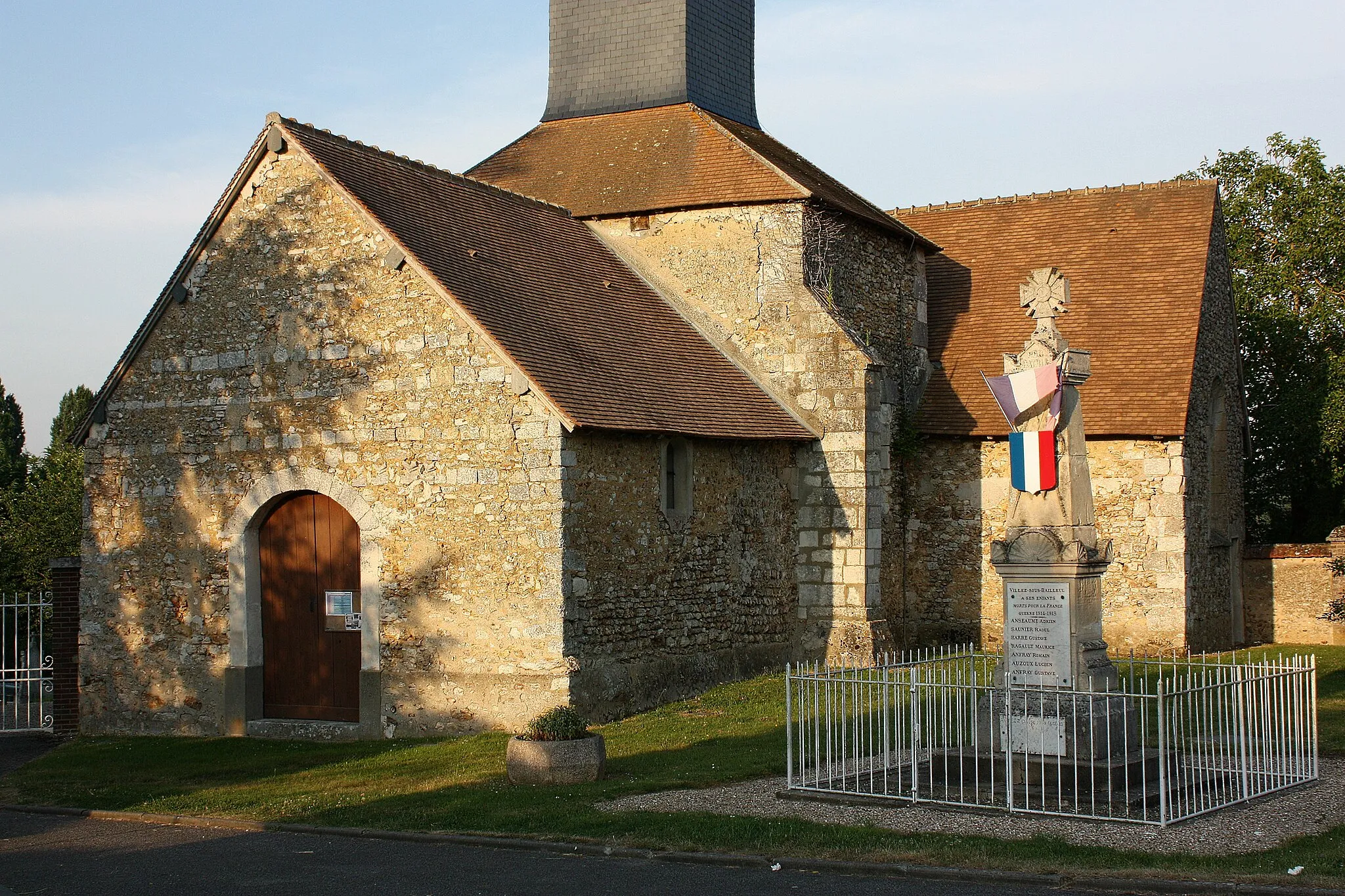 Photo showing: Villez-sous-Bailleul - Eglise Saint-Philibert
Vue générale au Sud-Ouest