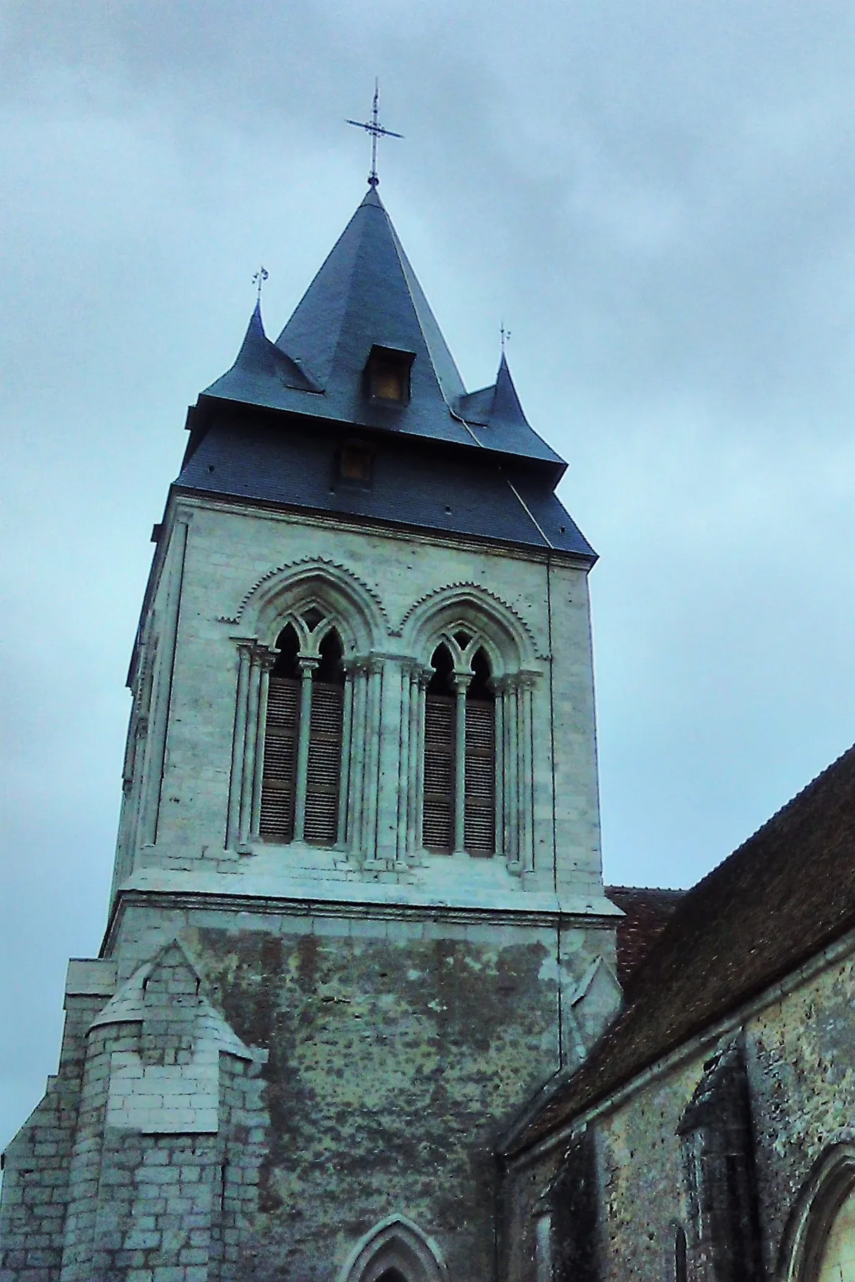Photo showing: Autour de l'église Saint-Pierre, à Saint-Pierre-d'Autils, commune déléguée de La Chapelle-Longueville (Eure). Clocher classé au titre des Monuments historiques ravalé en 2017-2018.
