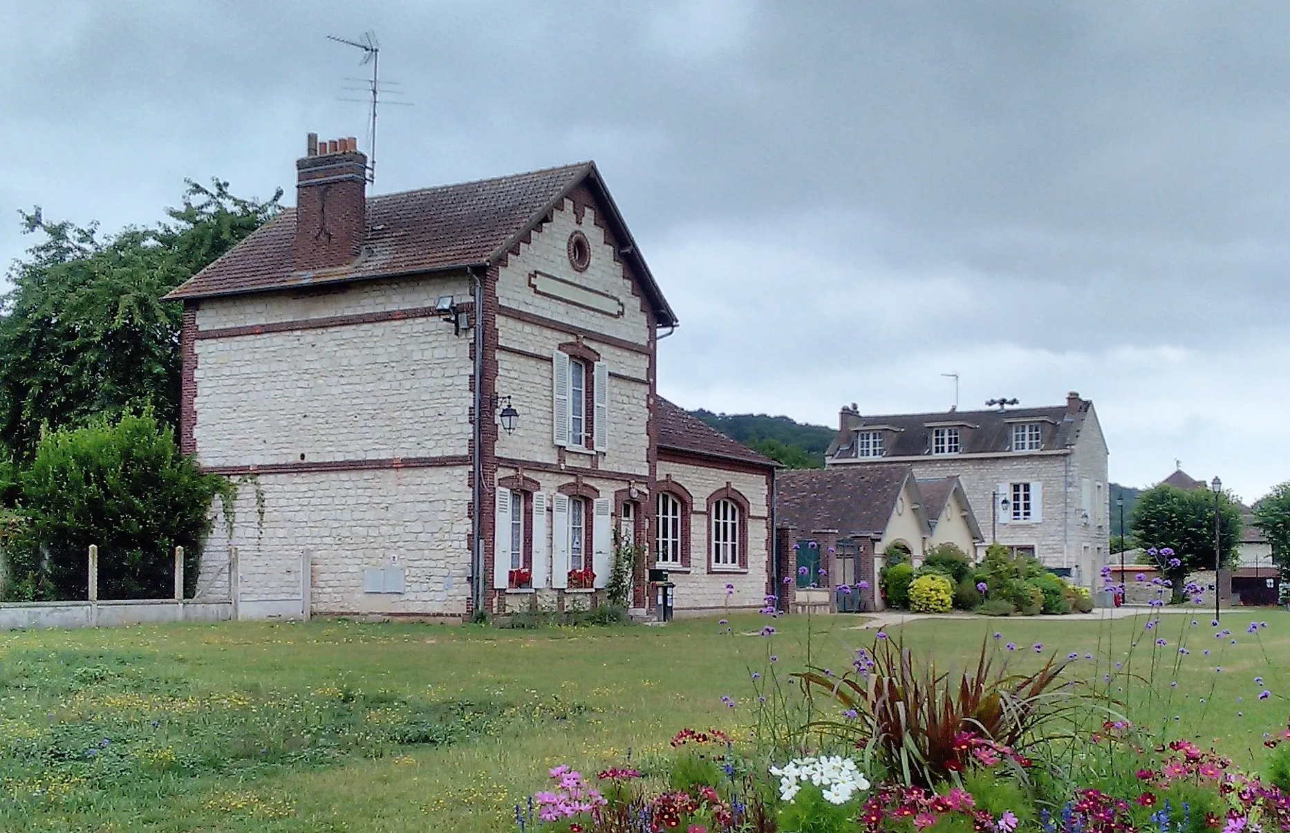 Photo showing: Autour de l'église Saint-Pierre, à Saint-Pierre-d'Autils, commune déléguée de La Chapelle-Longueville (Eure). Groupe scolaire.